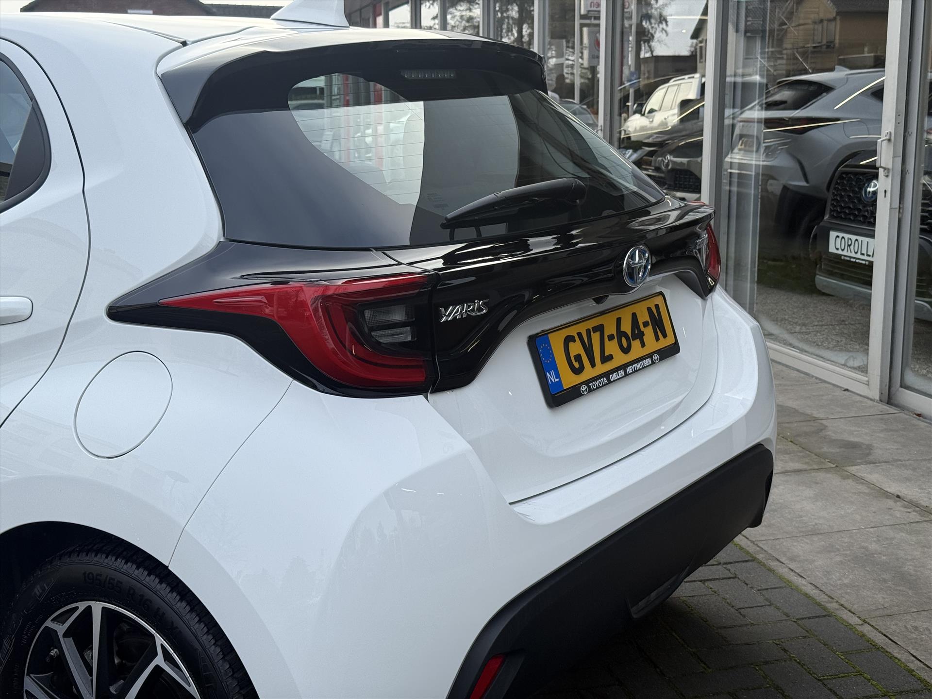 Toyota Yaris 1.5 Hybrid Dynamic | Navigatie, 16 inch, LED, Apple CarPlay/Android Auto, Licht + Regensensor, Parkeercamera 49369586-3.jpg | Autobedrijf Gielen