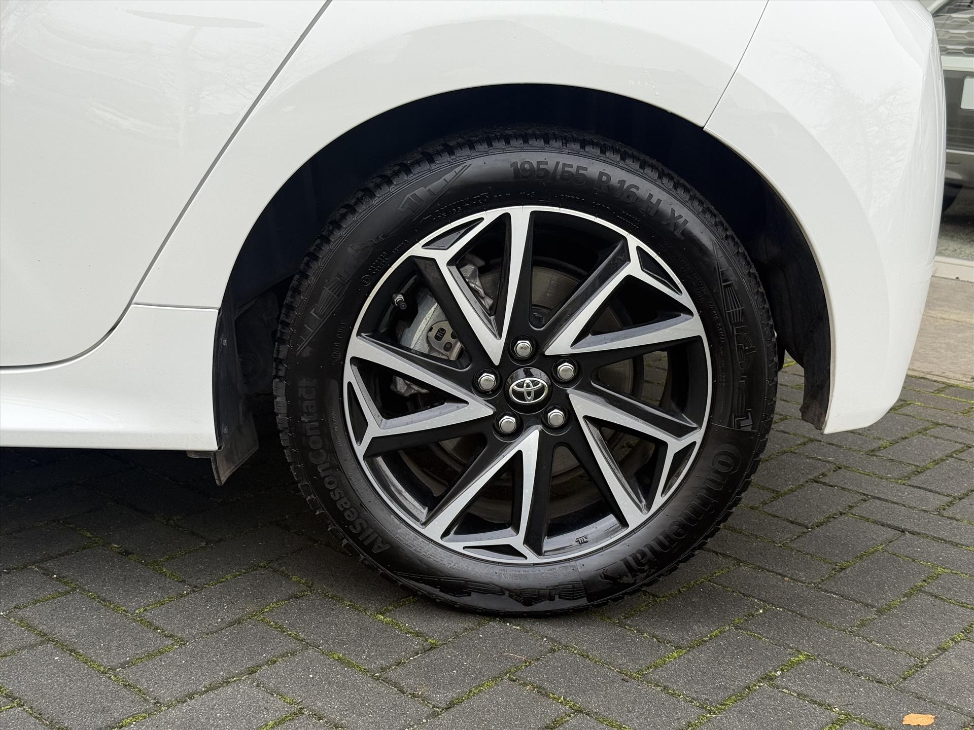 Toyota Yaris 1.5 Hybrid Dynamic | Navigatie, 16 inch, LED, Apple CarPlay/Android Auto, Licht + Regensensor, Parkeercamera 49369586-4.jpg | Autobedrijf Gielen