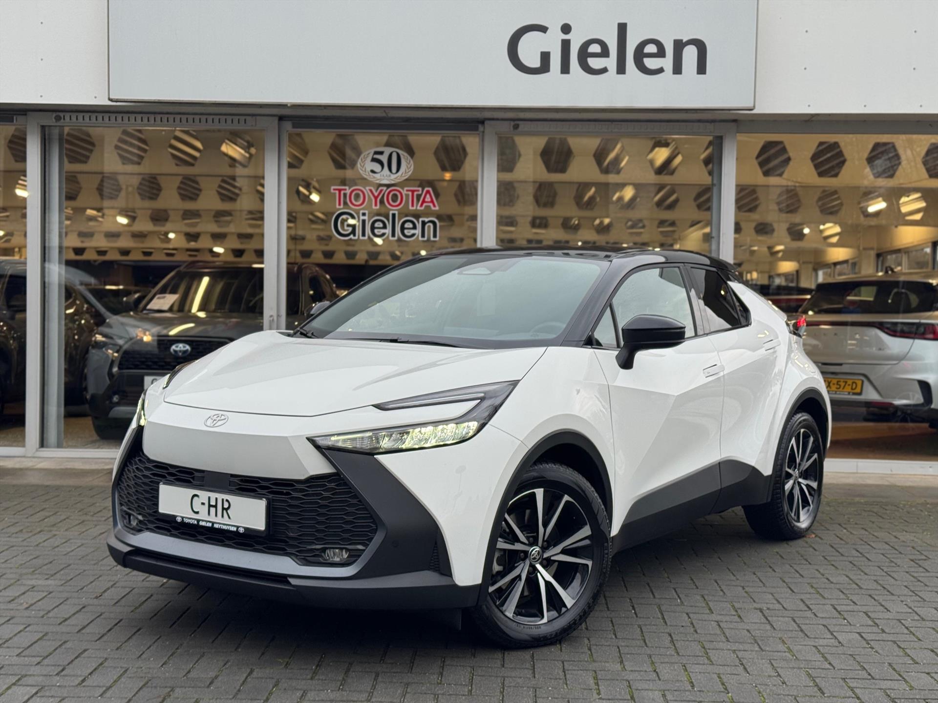 Toyota C-HR 2.0 Plug-in Hybrid 223pk Dynamic Bi-Tone | 18 inch, Stoel + Stuurverwarming, Groot scherm, Parkeersensoren, Dodehoekherkenning 49373344-0.jpg | Autobedrijf Gielen