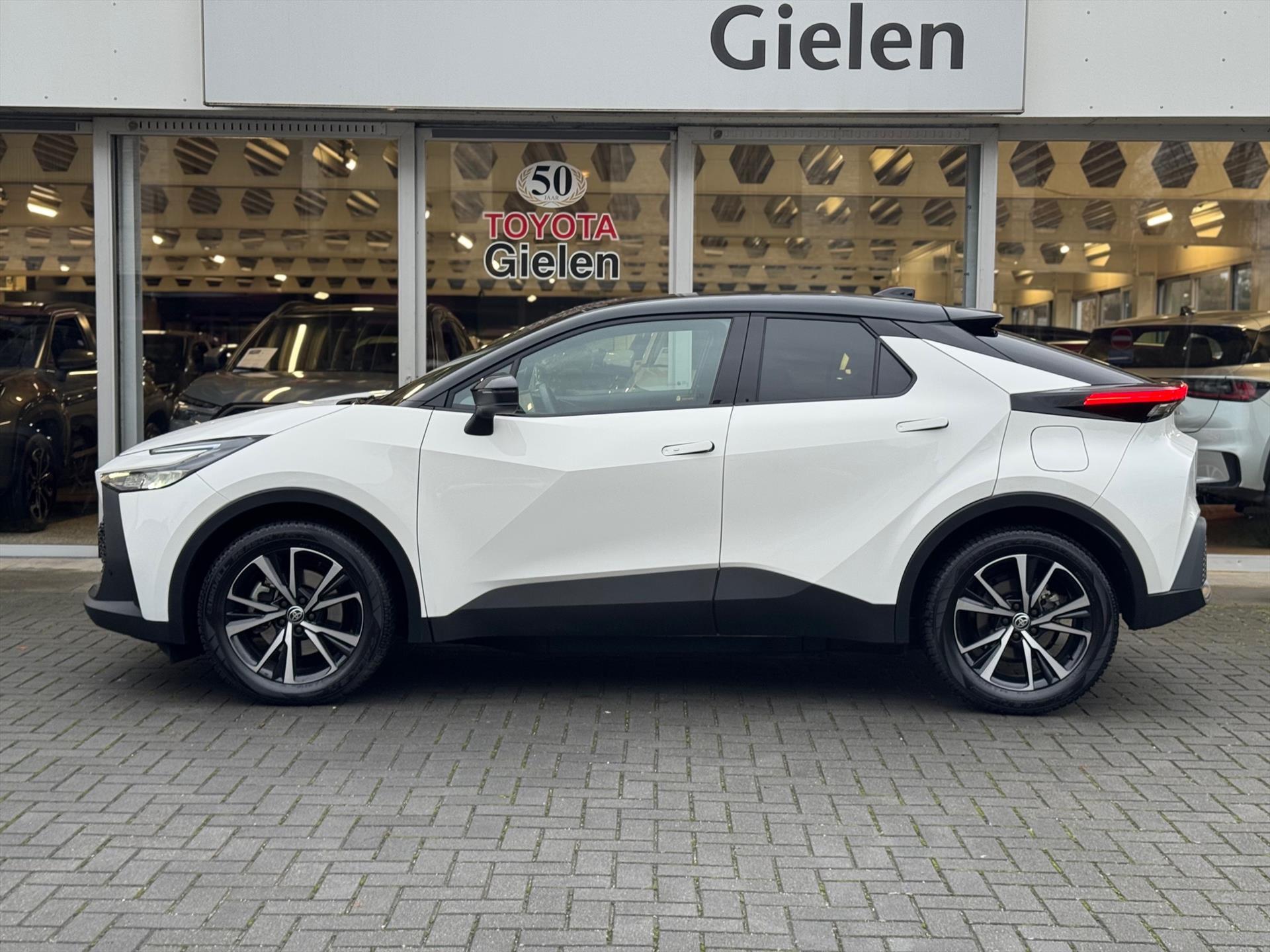 Toyota C-HR 2.0 Plug-in Hybrid 223pk Dynamic Bi-Tone | 18 inch, Stoel + Stuurverwarming, Groot scherm, Parkeersensoren, Dodehoekherkenning 49373344-2.jpg | Autobedrijf Gielen