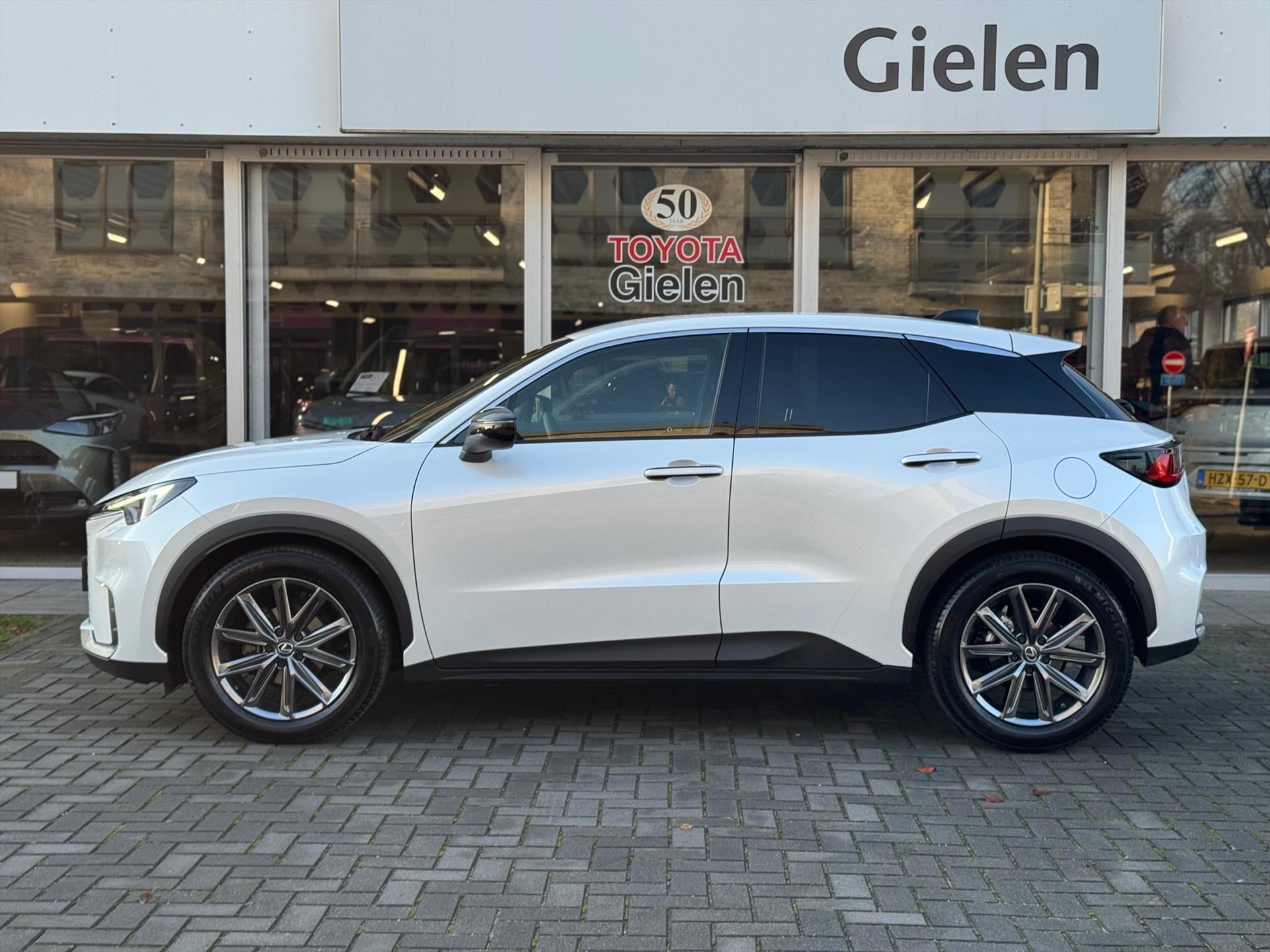 Lexus LBX 1.5 Hybrid Elegant | Leer, Privacy Glass, Stoel + Stuurverwarming, Dodehoekherkenning, Parkeersensoren, 18 inch 49392056-1.jpg | Autobedrijf Gielen