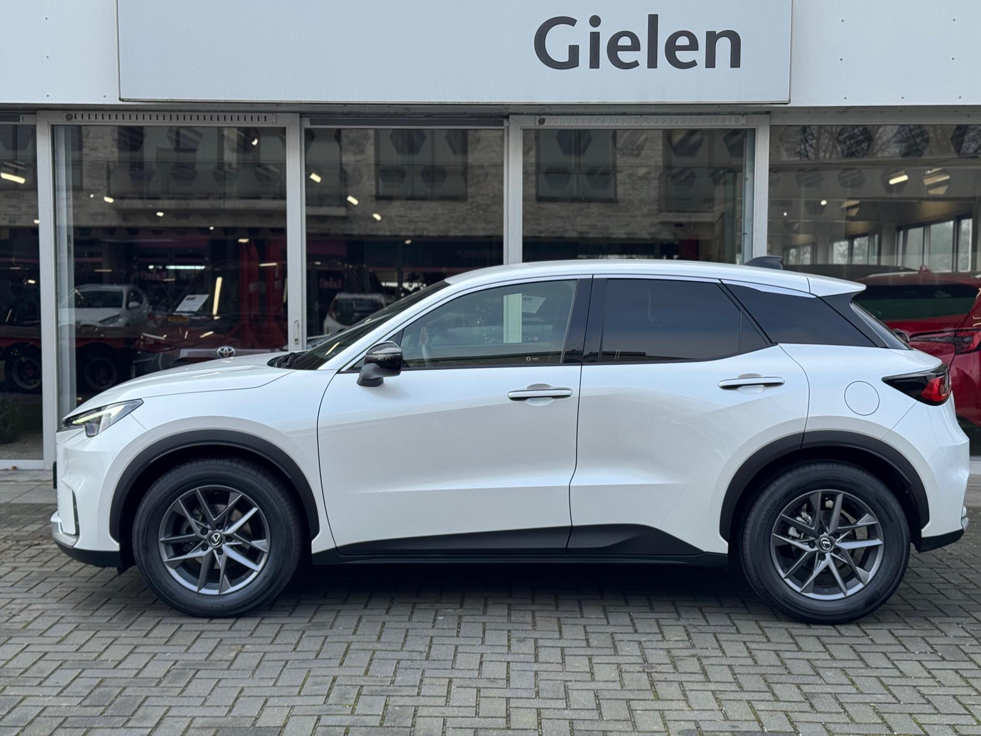 Lexus LBX 1.5 Hybrid Elegant | Leer, Privacy Glass, Stoel + Stuurverwarming, Dodehoekherkenning, Parkeersensoren, 17 inch 49392056-1.jpg | Autobedrijf Gielen