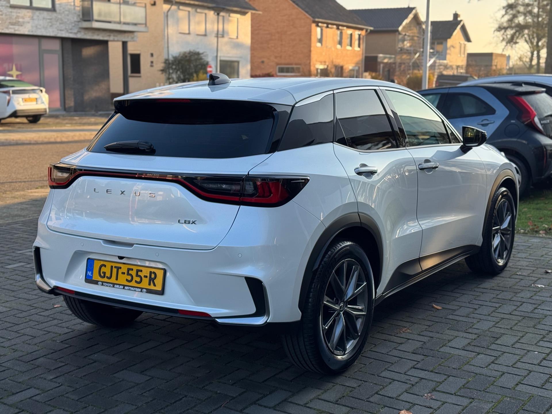 Lexus LBX 1.5 Hybrid Elegant | Leer, Privacy Glass, Stoel + Stuurverwarming, Dodehoekherkenning, Parkeersensoren, 18 inch 49392056-3.jpg | Autobedrijf Gielen