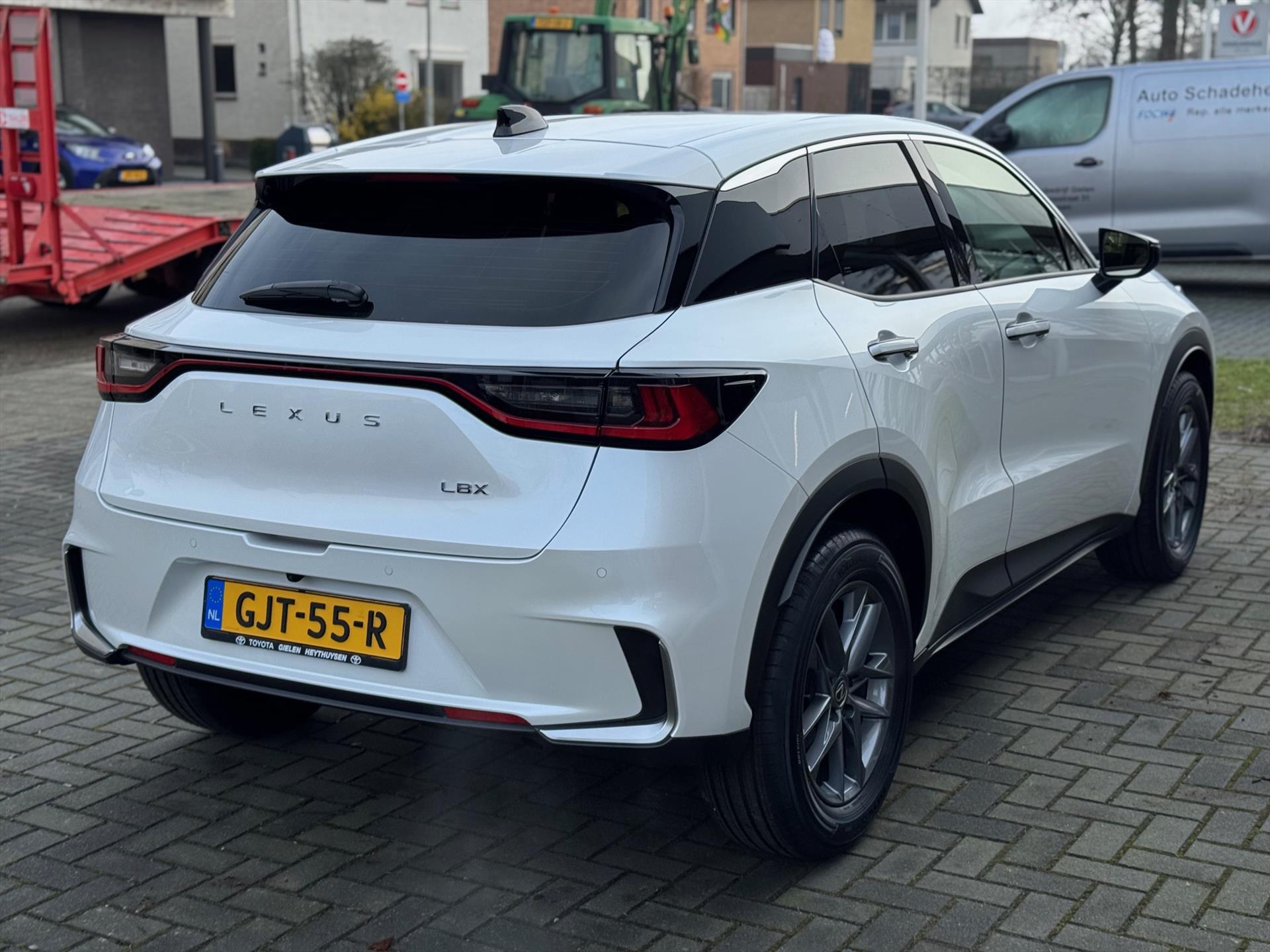 Lexus LBX 1.5 Hybrid Elegant | Leer, Privacy Glass, Stoel + Stuurverwarming, Dodehoekherkenning, Parkeersensoren, 17 inch 49392056-3.jpg | Autobedrijf Gielen