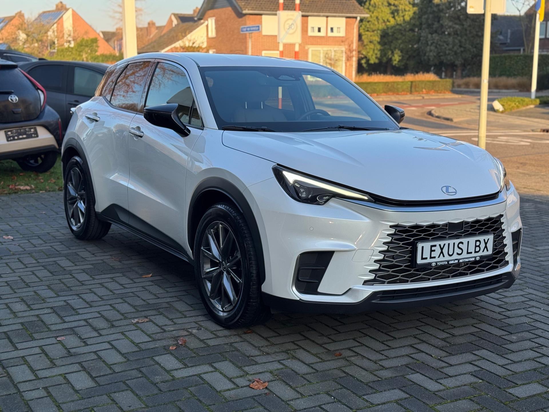 Lexus LBX 1.5 Hybrid Elegant | Leer, Privacy Glass, Stoel + Stuurverwarming, Dodehoekherkenning, Parkeersensoren, 18 inch 49392056-4.jpg | Autobedrijf Gielen