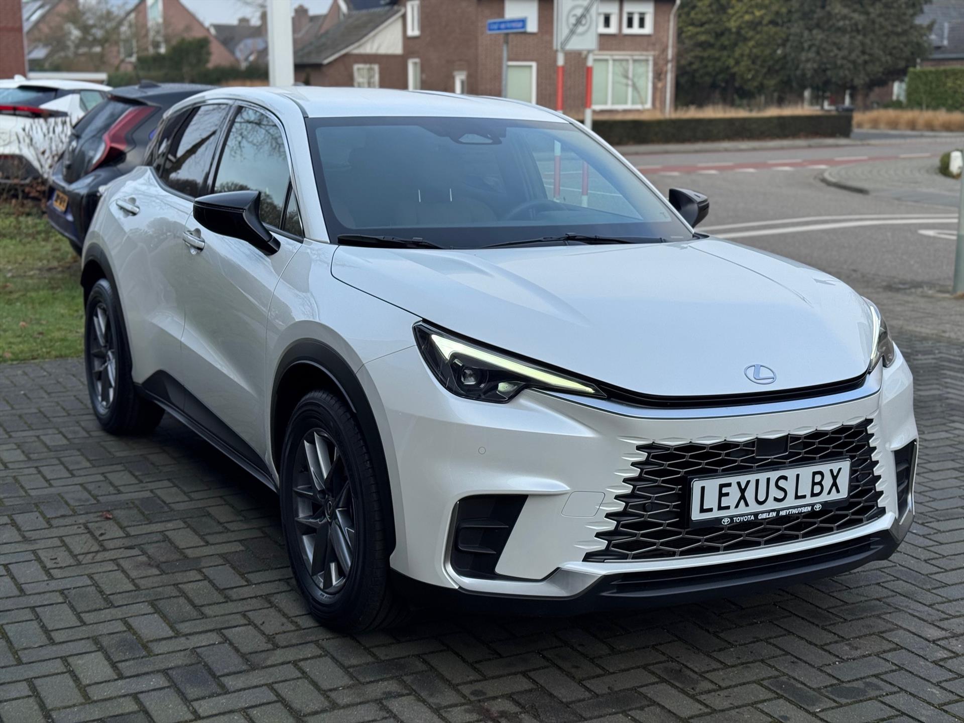 Lexus LBX 1.5 Hybrid Elegant | Leer, Privacy Glass, Stoel + Stuurverwarming, Dodehoekherkenning, Parkeersensoren, 17 inch 49392056-4.jpg | Autobedrijf Gielen