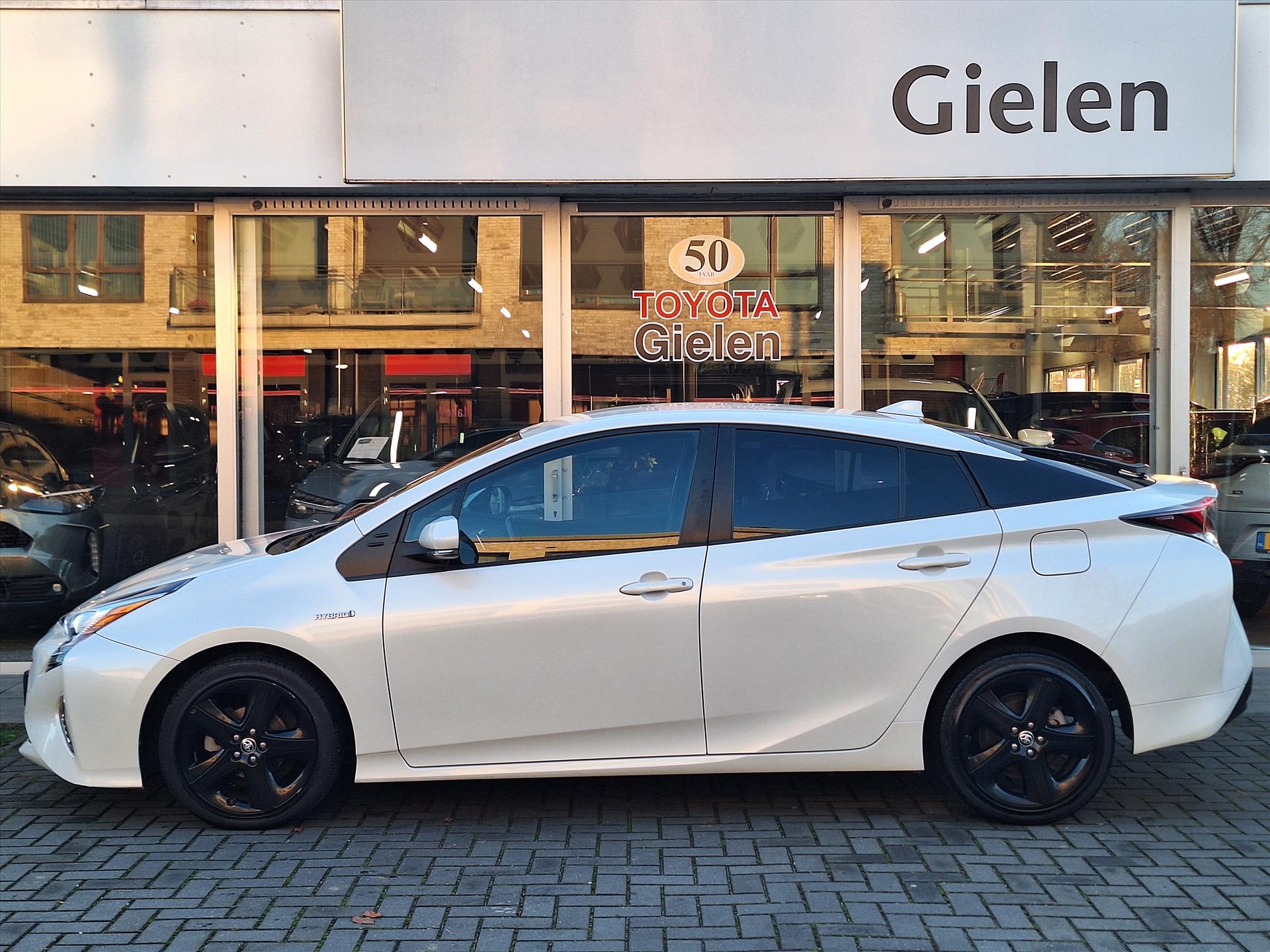 Toyota Prius 1.8 Full Hybrid Dynamic | Head up display, Stoelverwarming, Keyless, Navigatie, Parkeercamera, Adaptive cruise control 49398801-2.jpg | Autobedrijf Gielen