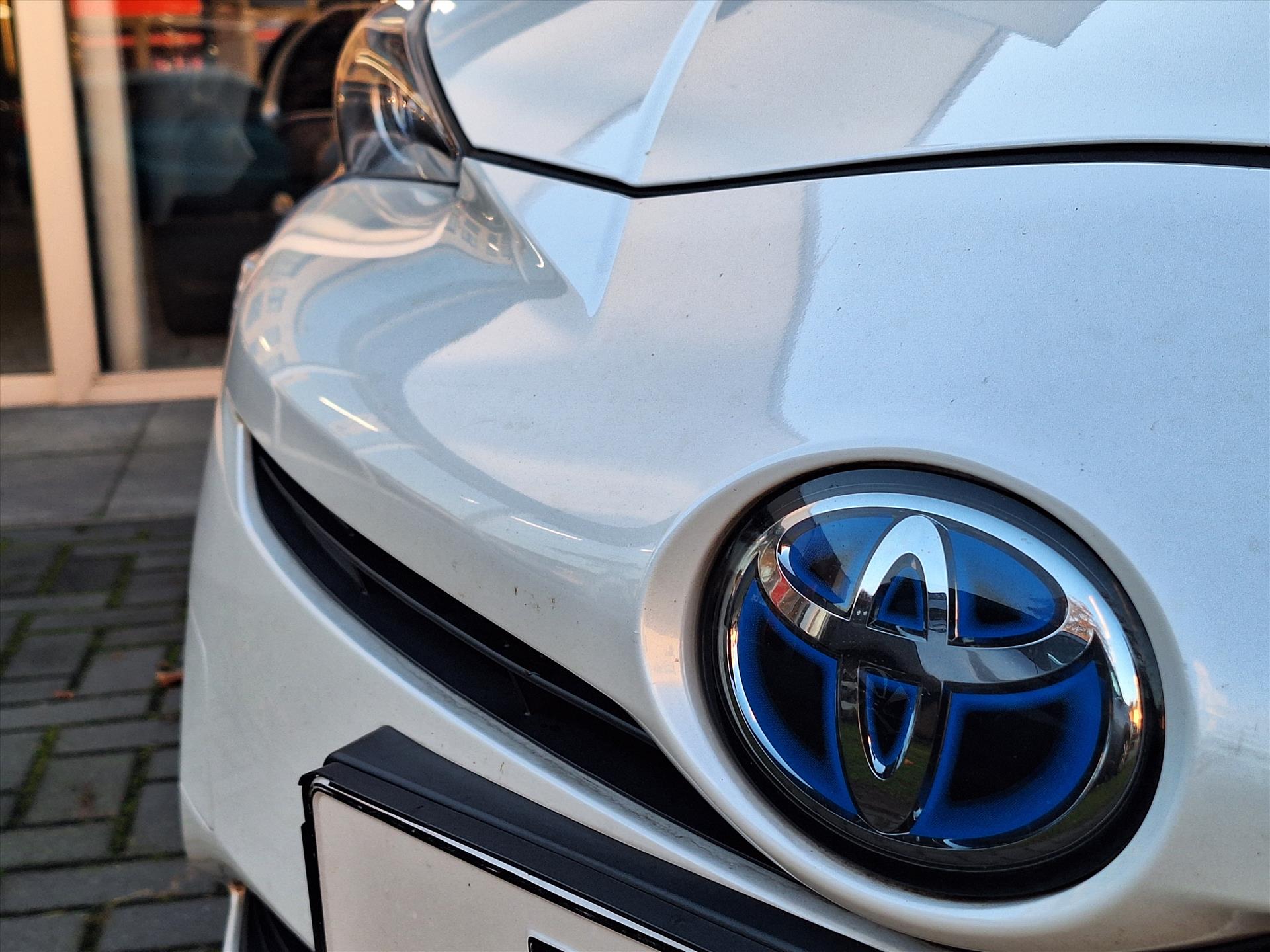 Toyota Prius 1.8 Full Hybrid Dynamic | Head up display, Stoelverwarming, Keyless, Navigatie, Parkeercamera, Adaptive cruise control 49398801-4.jpg | Autobedrijf Gielen