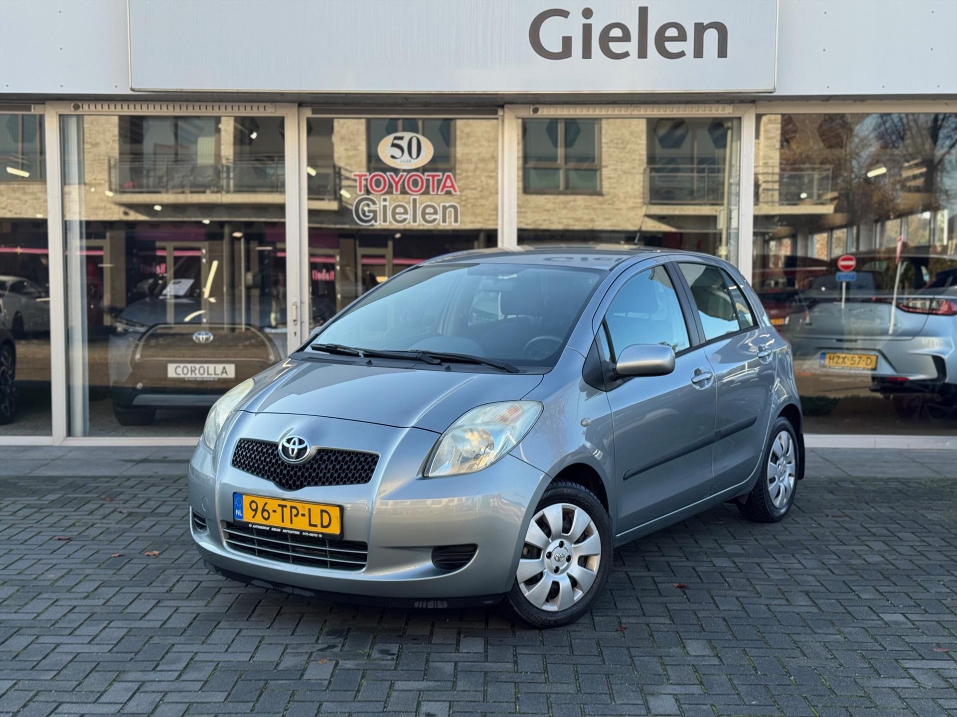 Toyota Yaris 1.3 VVT-I 5DR Automaat Sol | Eerste eigenaar, Trekhaak, Airconditioning, Stuurbediening, Centrale deurvergrendeling, Volledig on 49401398-0.jpg | Autobedrijf Gielen