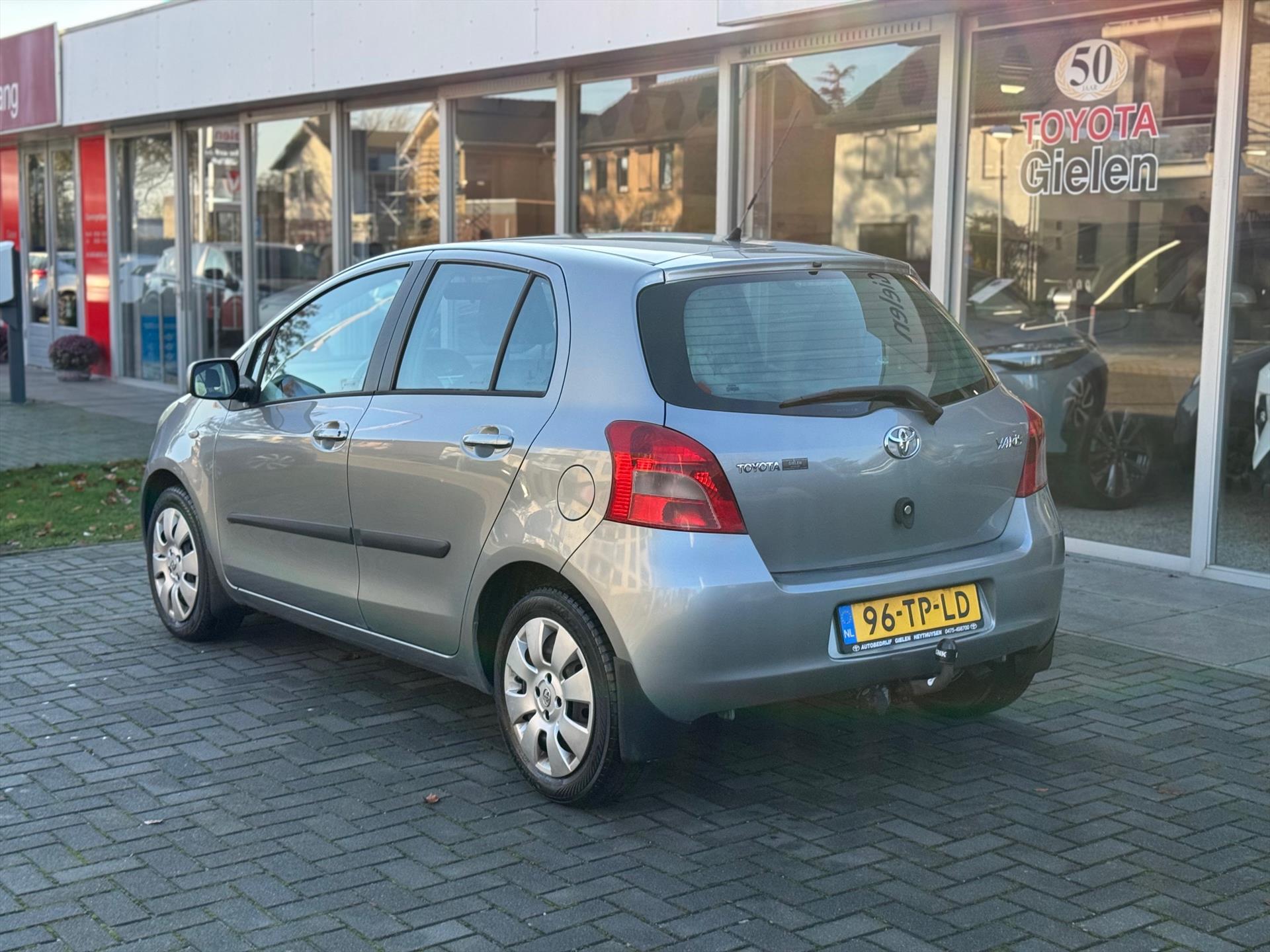 Toyota Yaris 1.3 VVT-I 5DR Automaat Sol | Eerste eigenaar, Trekhaak, Airconditioning, Stuurbediening, Centrale deurvergrendeling, Volledig on 49401398-2.jpg | Autobedrijf Gielen