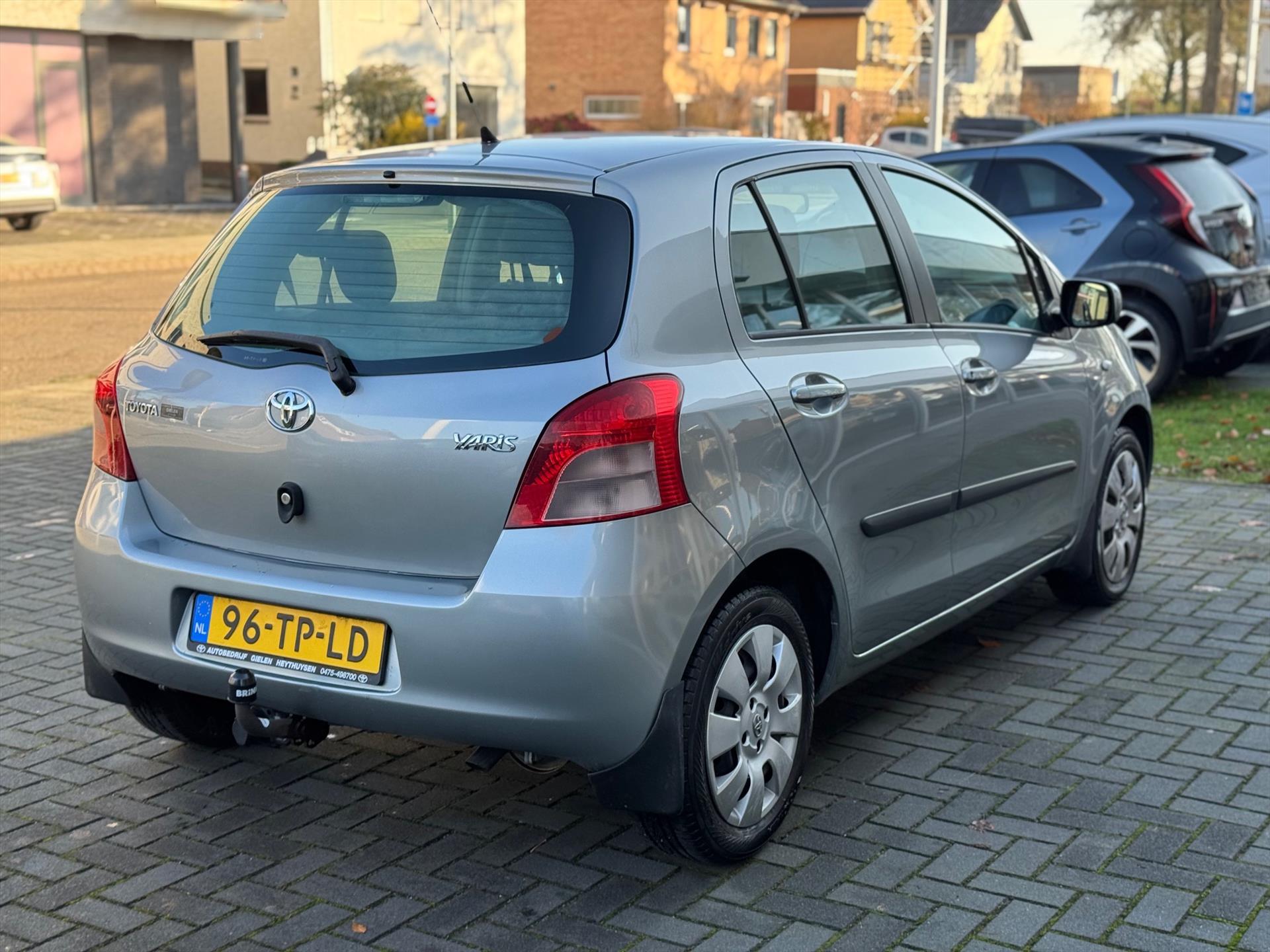 Toyota Yaris 1.3 VVT-I 5DR Automaat Sol | Eerste eigenaar, Trekhaak, Airconditioning, Stuurbediening, Centrale deurvergrendeling, Volledig on 49401398-3.jpg | Autobedrijf Gielen