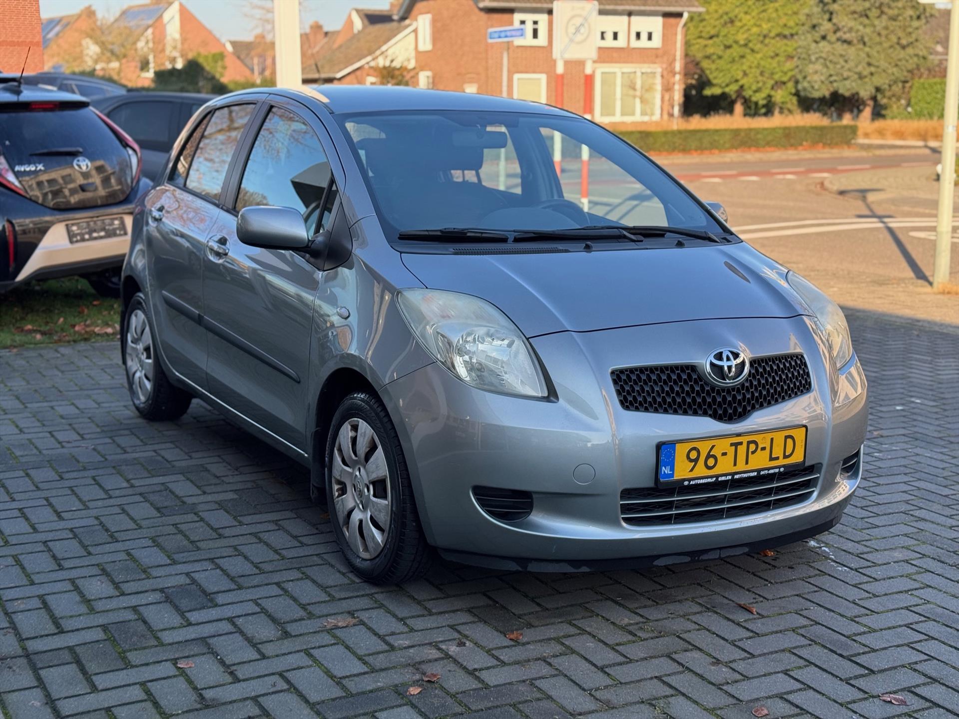 Toyota Yaris 1.3 VVT-I 5DR Automaat Sol | Eerste eigenaar, Trekhaak, Airconditioning, Stuurbediening, Centrale deurvergrendeling, Volledig on 49401398-4.jpg | Autobedrijf Gielen