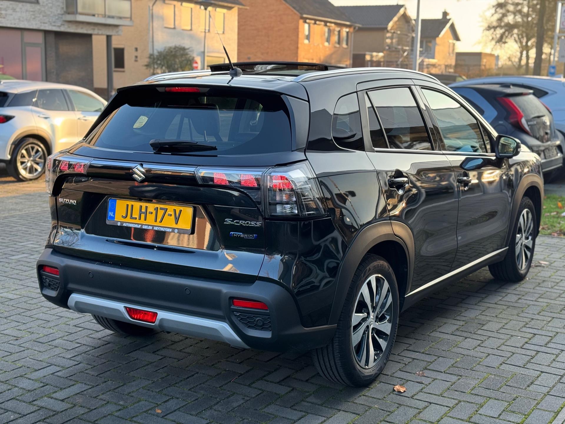 Suzuki S-Cross 1.5 Hybrid Automaat Style | Panoramadak, 360 Camera, Dodehoekherkenning, Parkeersensoren, Stoelverwarming, Keyless 49405789-3.jpg | Autobedrijf Gielen