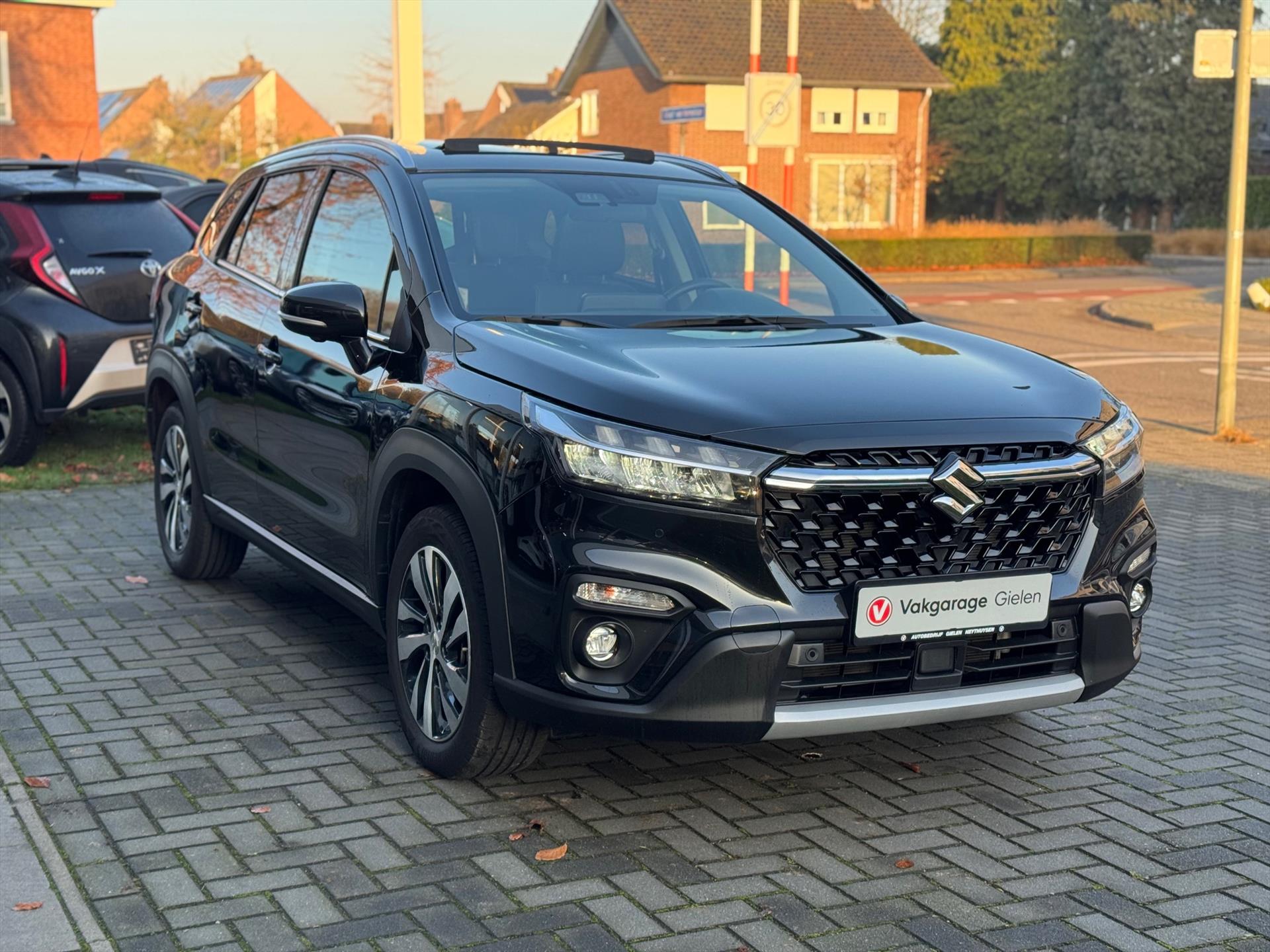 Suzuki S-Cross 1.5 Hybrid Automaat Style | Panoramadak, 360 Camera, Dodehoekherkenning, Parkeersensoren, Stoelverwarming, Keyless 49405789-4.jpg | Autobedrijf Gielen