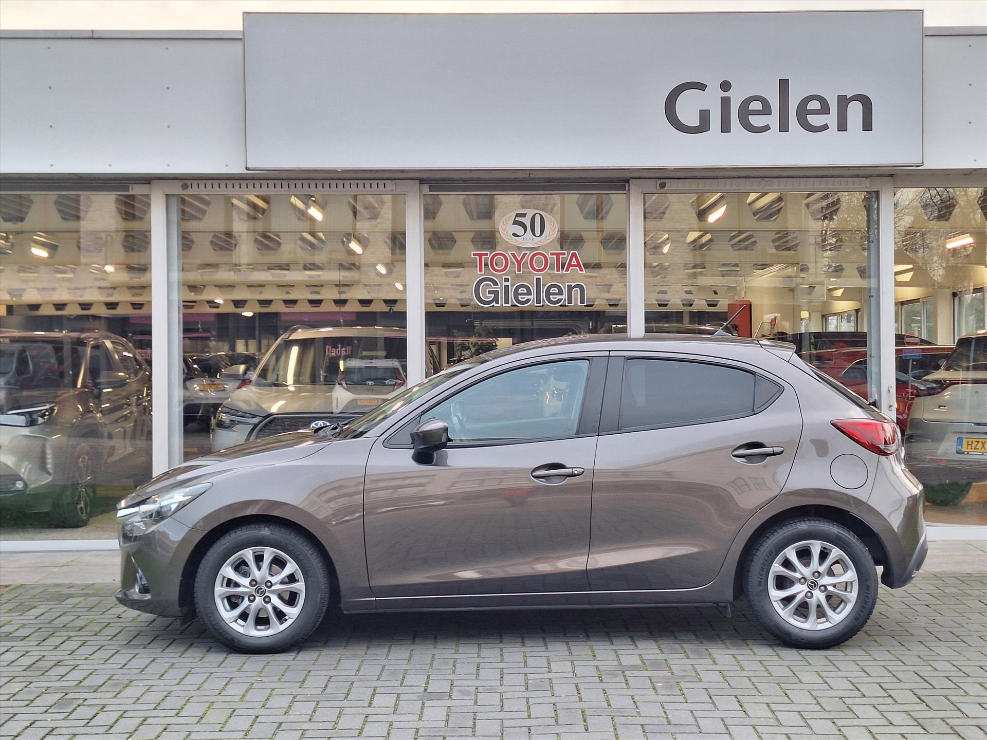 Mazda 2 1.5 SKYACTIV-G 90PK Intro Edition | Navigatie, Cruise control, Airconditioning, 15 inch, Privacy glass 49717981-1.jpg | Autobedrijf Gielen