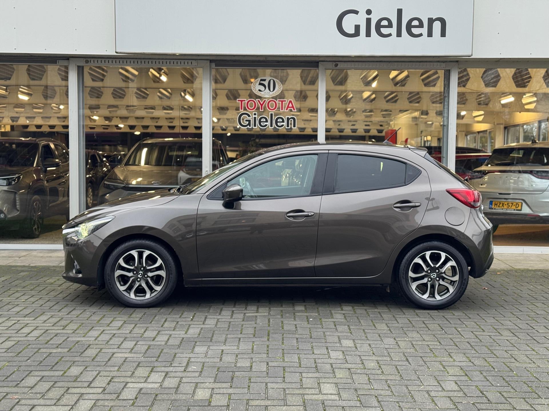 Mazda 2 1.5 SKYACTIV-G 90PK TS+ | Navigatie, Parkeersensoren, 16 inch, Climate control, Cruise control, Stoelverwarming 49756199-1.jpg | Autobedrijf Gielen