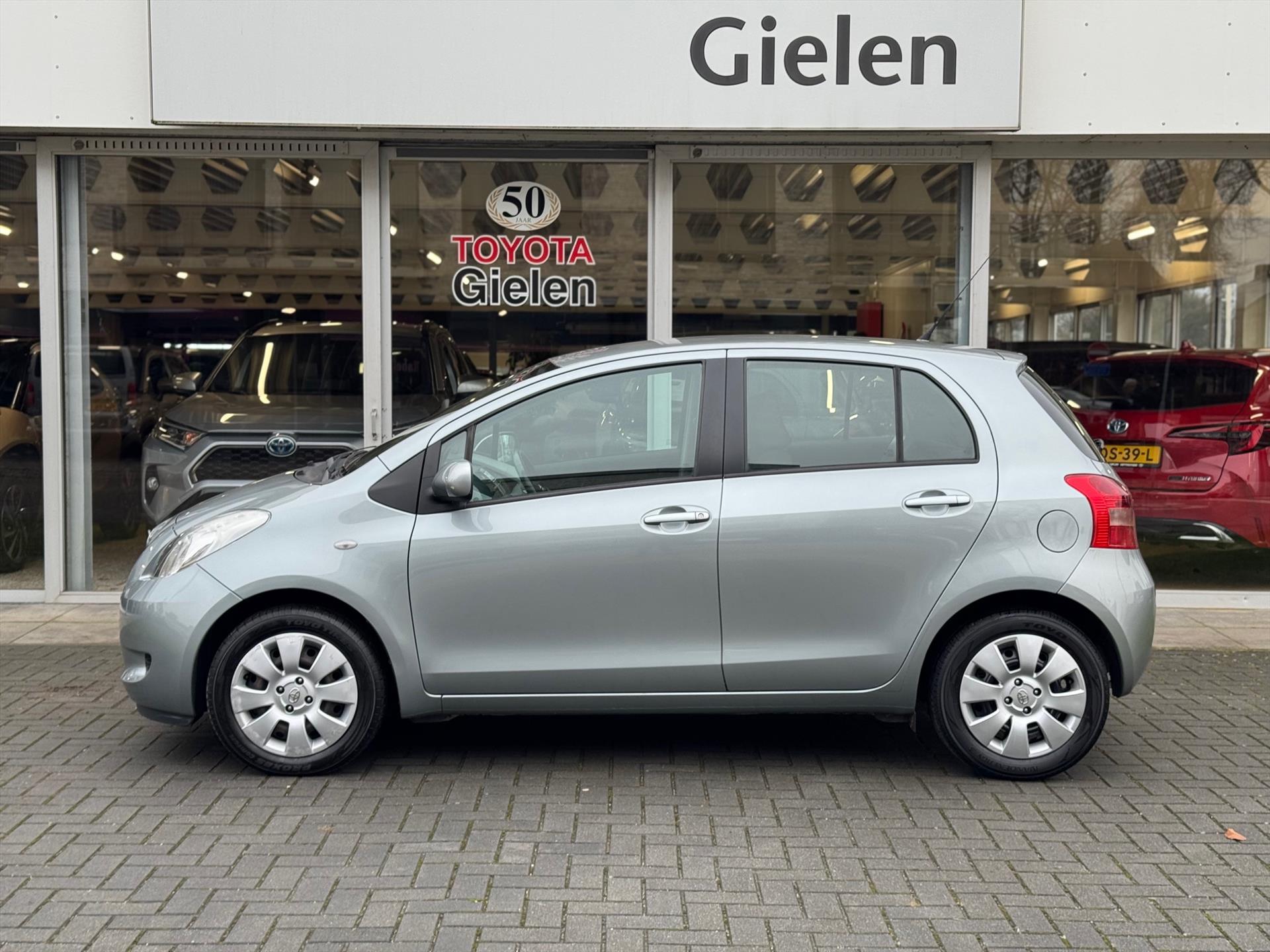 Toyota Yaris 1.3 VVT-I Automaat Sol | Airco, Centrale deurvergrendeling, Elektrische ramen, Unieke KM Stand! 49784714-1.jpg | Autobedrijf Gielen