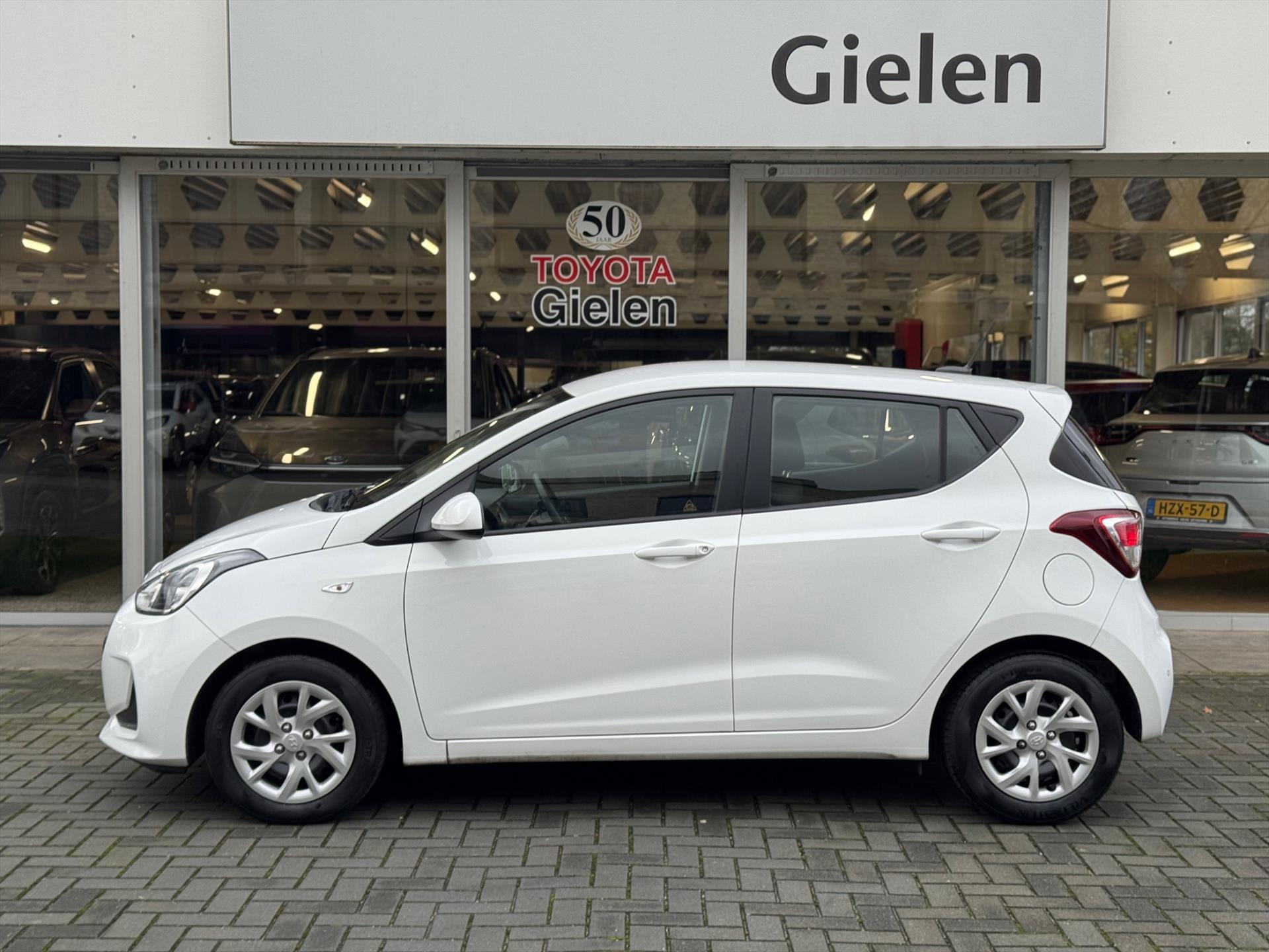 Hyundai i10 1.0i 66pk Comfort | Eerste eigenaar, Parkeersensoren, Cruise control, Airconditioning, Navigatie 49847697-1.jpg | Autobedrijf Gielen