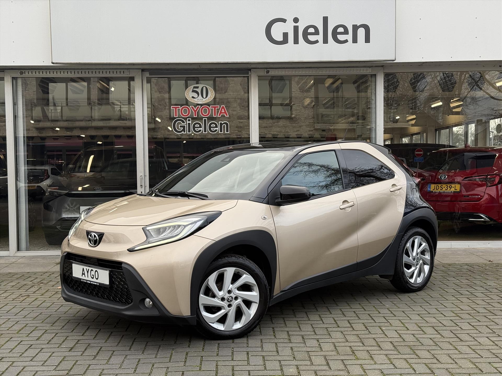 Toyota Aygo X 1.0 VVT-i Pulse Automaat | Stoelverwarming, Apple CarPlay/Android auto, Bi-Tone, Parkeercamera, Lichtmetalen velgen 49897985-0.jpg | Autobedrijf Gielen
