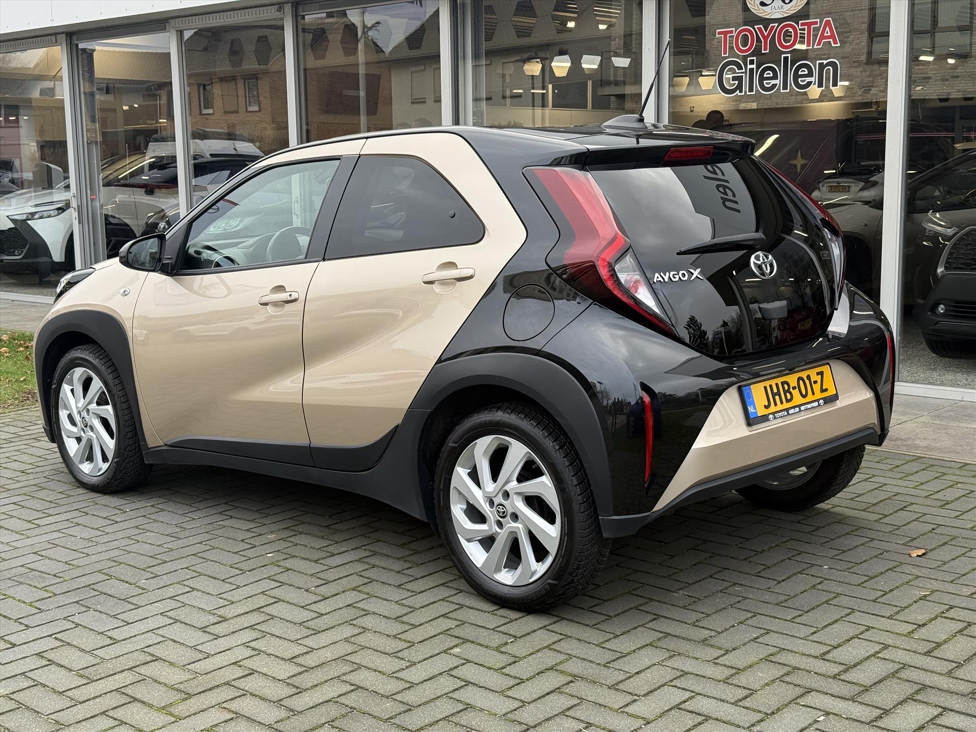 Toyota Aygo X 1.0 VVT-i Pulse Automaat | Stoelverwarming, Apple CarPlay/Android auto, Bi-Tone, Parkeercamera, Lichtmetalen velgen 49897985-4.jpg | Autobedrijf Gielen