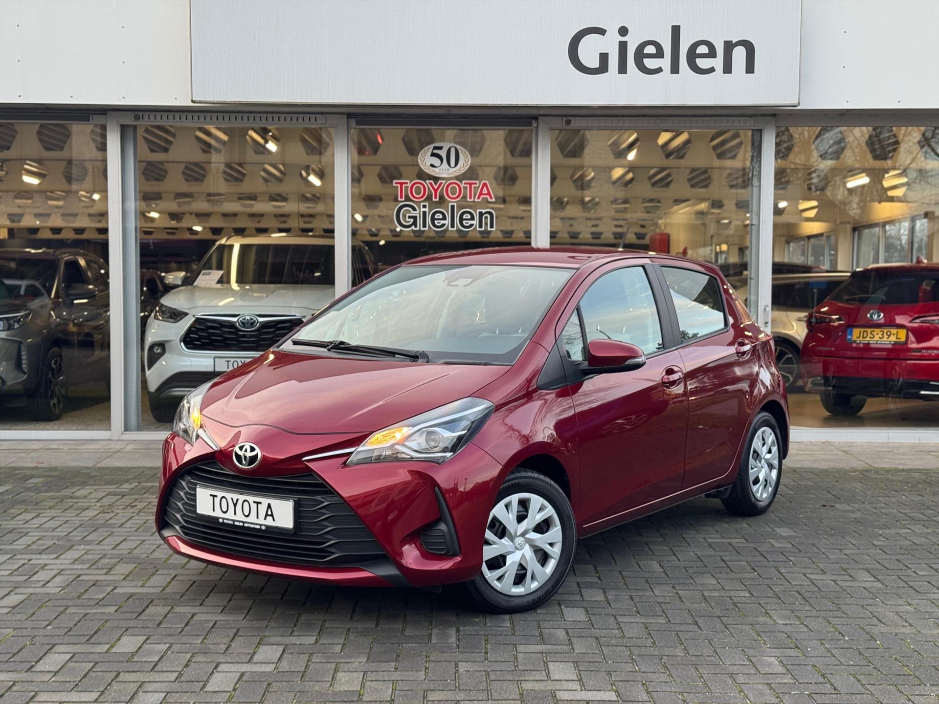 Toyota Yaris 1.5 VVT-i 111pk Active | Trekhaak, Rood parelmoer, Parkeercamera, Cruise control, Climate control 49898371-0.jpg | Autobedrijf Gielen