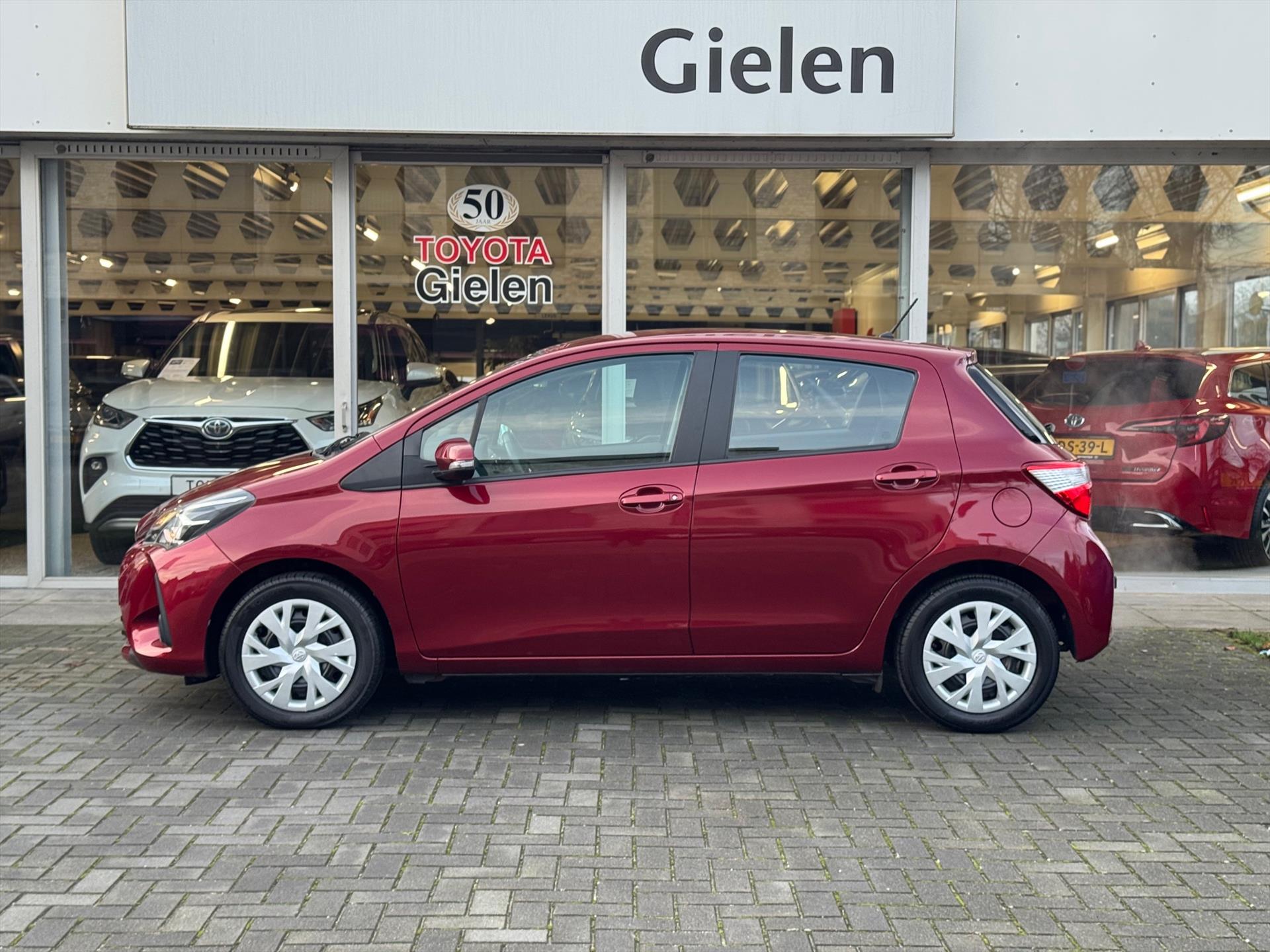 Toyota Yaris 1.5 VVT-i 111pk Active | Trekhaak, Rood parelmoer, Parkeercamera, Cruise control, Climate control 49898371-2.jpg | Autobedrijf Gielen