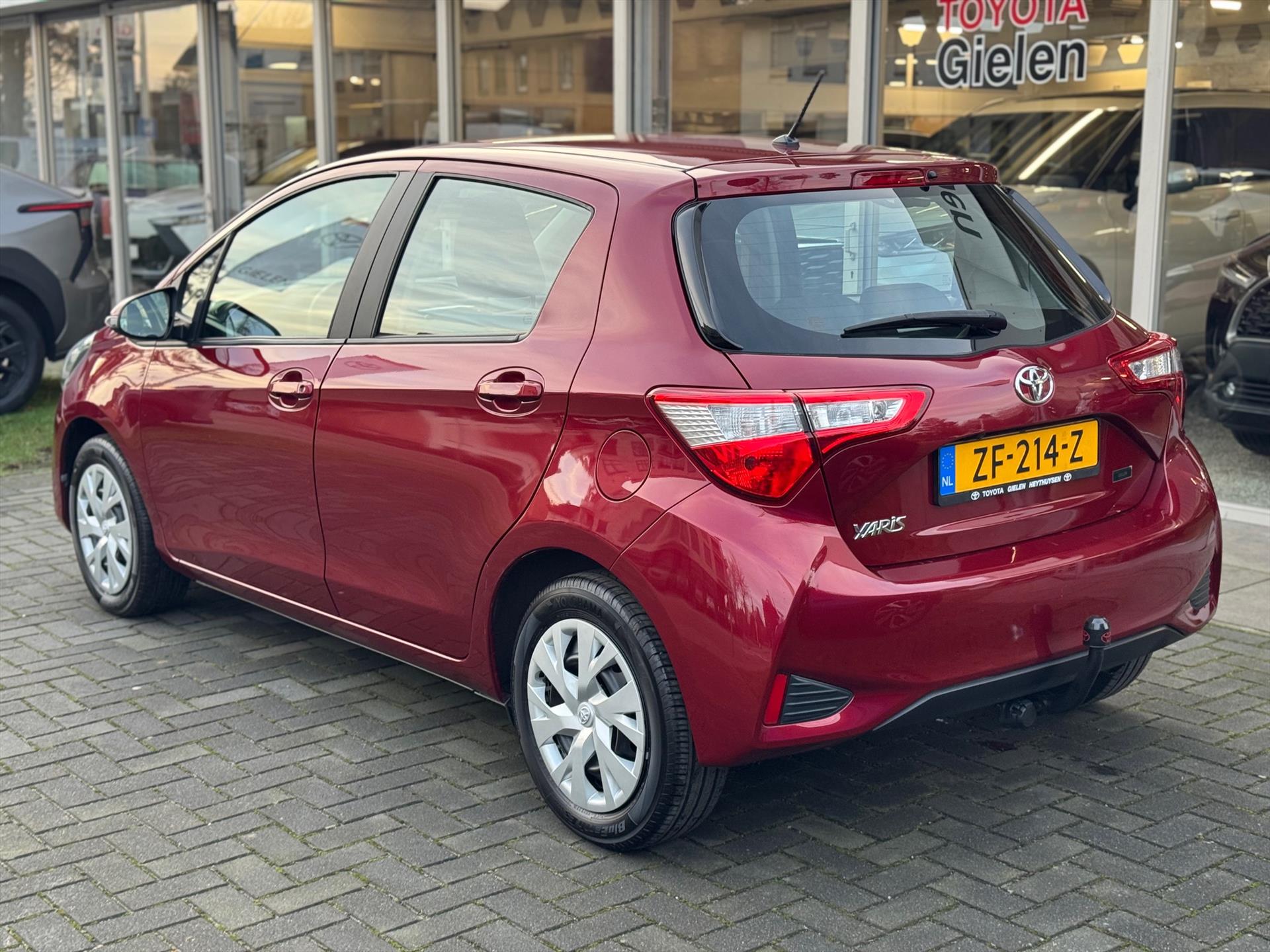 Toyota Yaris 1.5 VVT-i 111pk Active | Trekhaak, Rood parelmoer, Parkeercamera, Cruise control, Climate control 49898371-3.jpg | Autobedrijf Gielen