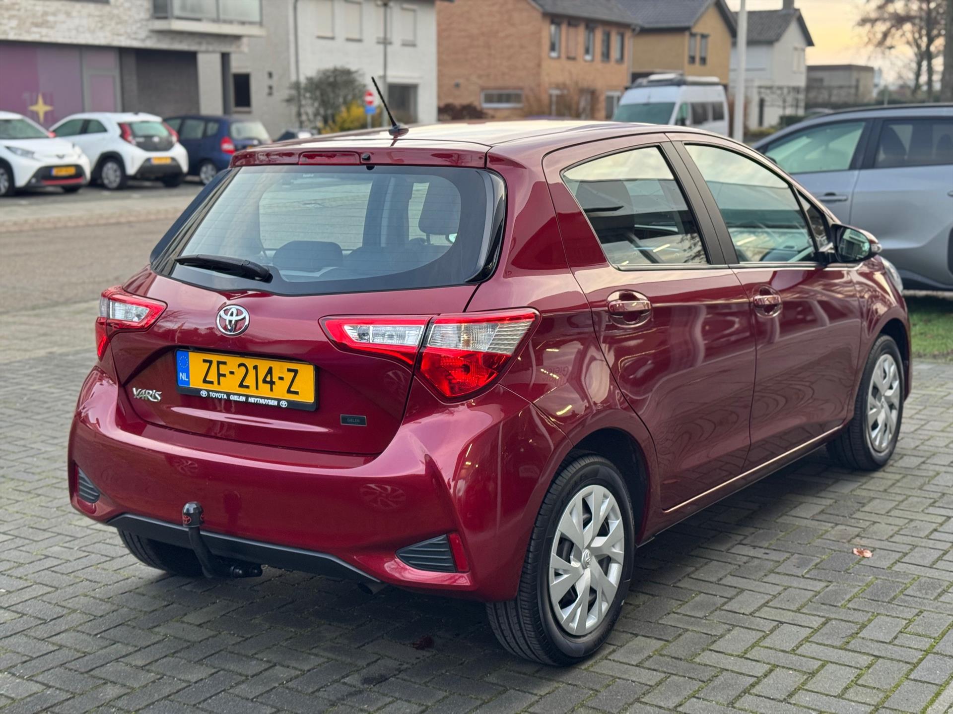 Toyota Yaris 1.5 VVT-i 111pk Active | Trekhaak, Rood parelmoer, Parkeercamera, Cruise control, Climate control 49898371-4.jpg | Autobedrijf Gielen