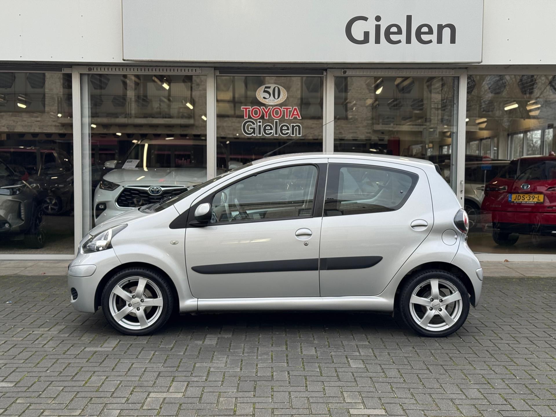 Toyota Aygo 1.0 VVT-I 5DRS Comfort | Eerste eigenaar, Airconditioning, Centrale deurvergendeling, Elektrische ramen, Nieuw geleverd + onderh 49924408-1.jpg | Autobedrijf Gielen
