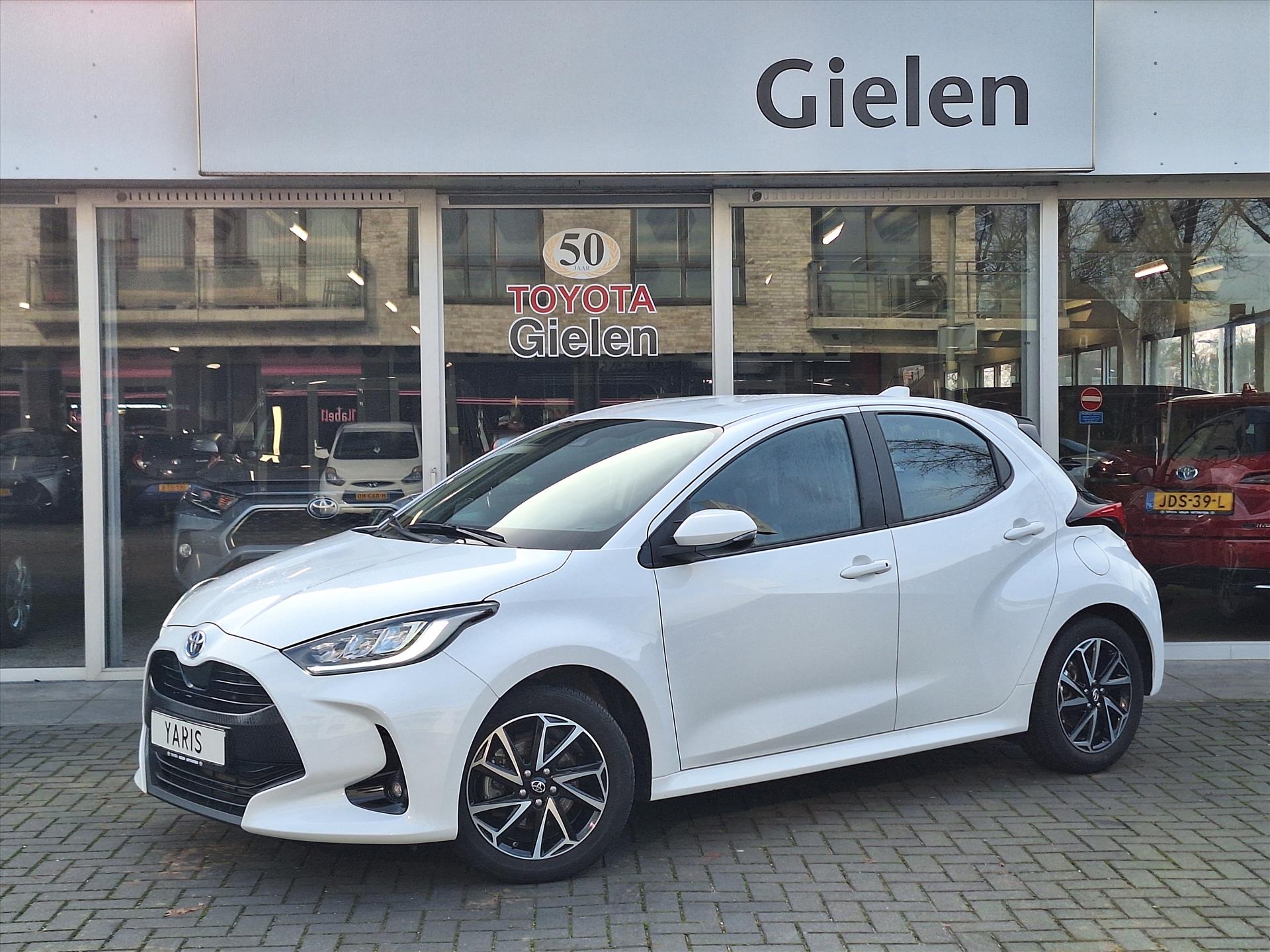 Toyota Yaris 1.5 Hybrid Dynamic Plus | Stoelverwarming, Keyless, Startknop, Apple CarPlay/Android Auto, Parkeercamera 49947776-0.jpg | Autobedrijf Gielen