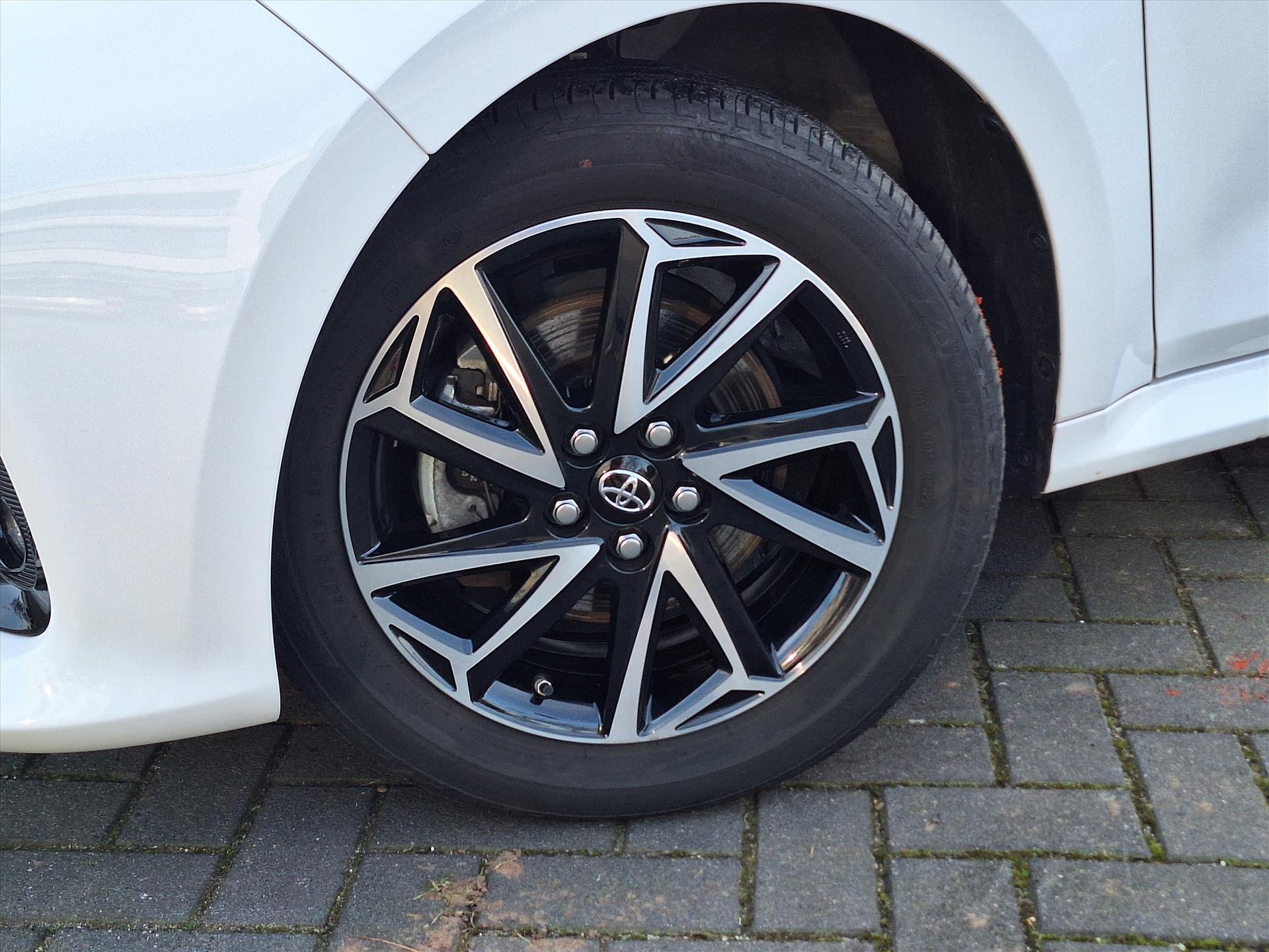 Toyota Yaris 1.5 Hybrid Dynamic Plus | Stoelverwarming, Keyless, Startknop, Apple CarPlay/Android Auto, Parkeercamera 49947776-3.jpg | Autobedrijf Gielen