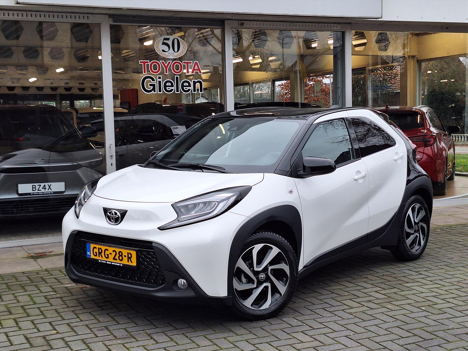 Toyota Aygo X 1.0 VVT-i S-CVT Pulse Automaat | Eerste eigenaar, Bi-Tone, Apple CarPlay/Android auto, Climate control, November 2024 49980969-2.jpg | Autobedrijf Gielen