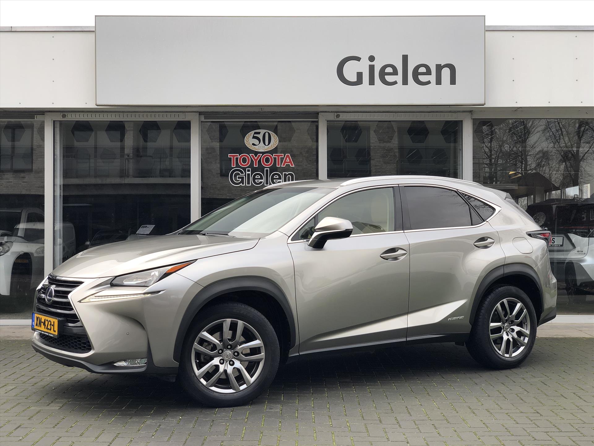 Lexus NX 300h AWD Luxury Line | Trekhaak, Navigatie, Leer, Stoelverwarming, Parkeersensoren, 18 inch, 1.500KG Trekgewicht, Zeer compleet! 49990648-0.jpg | Autobedrijf Gielen