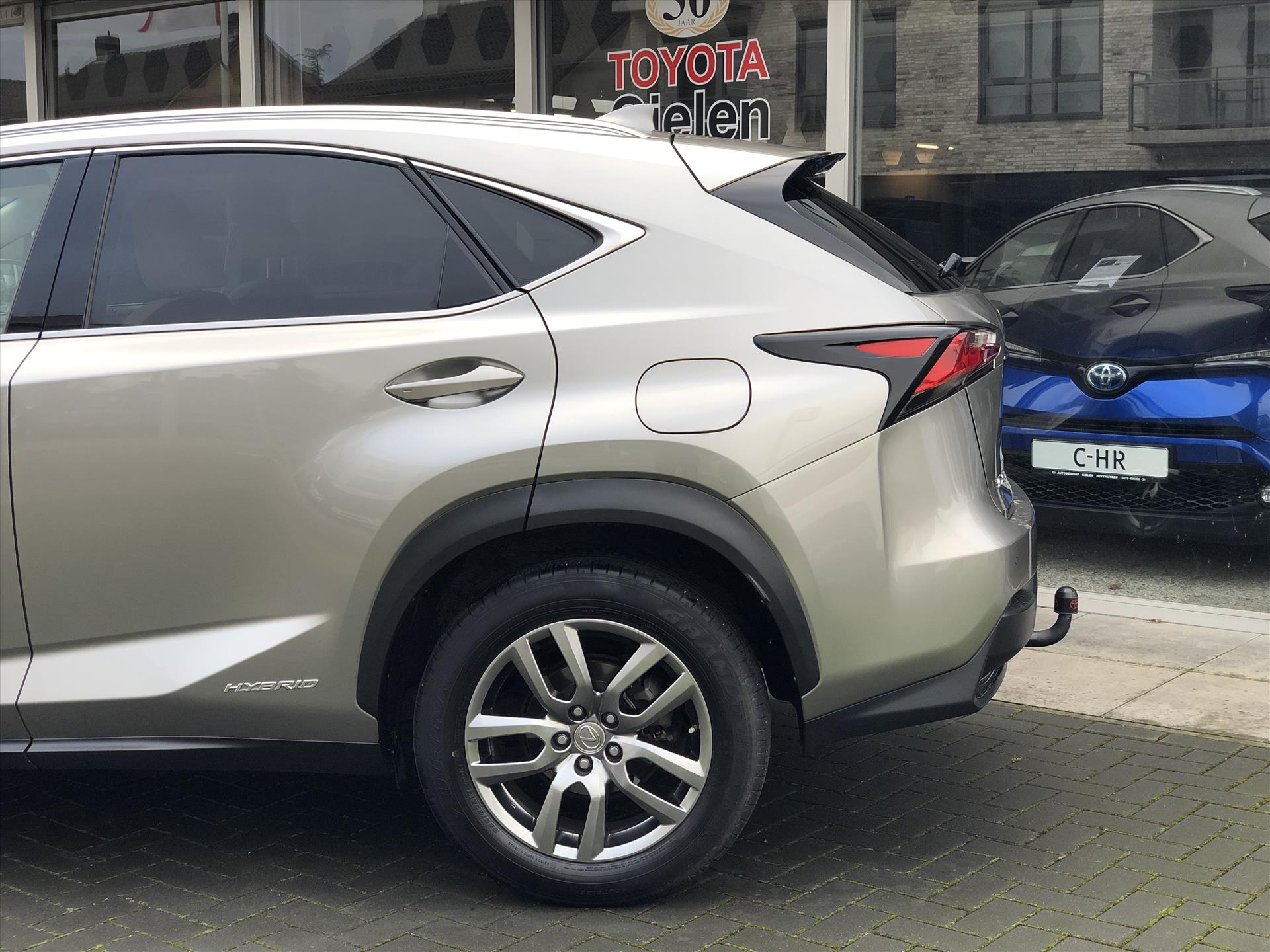 Lexus NX 300h AWD Luxury Line | Trekhaak, Navigatie, Leer, Stoelverwarming, Parkeersensoren, 18 inch, 1.500KG Trekgewicht, Zeer compleet! 49990648-2.jpg | Autobedrijf Gielen