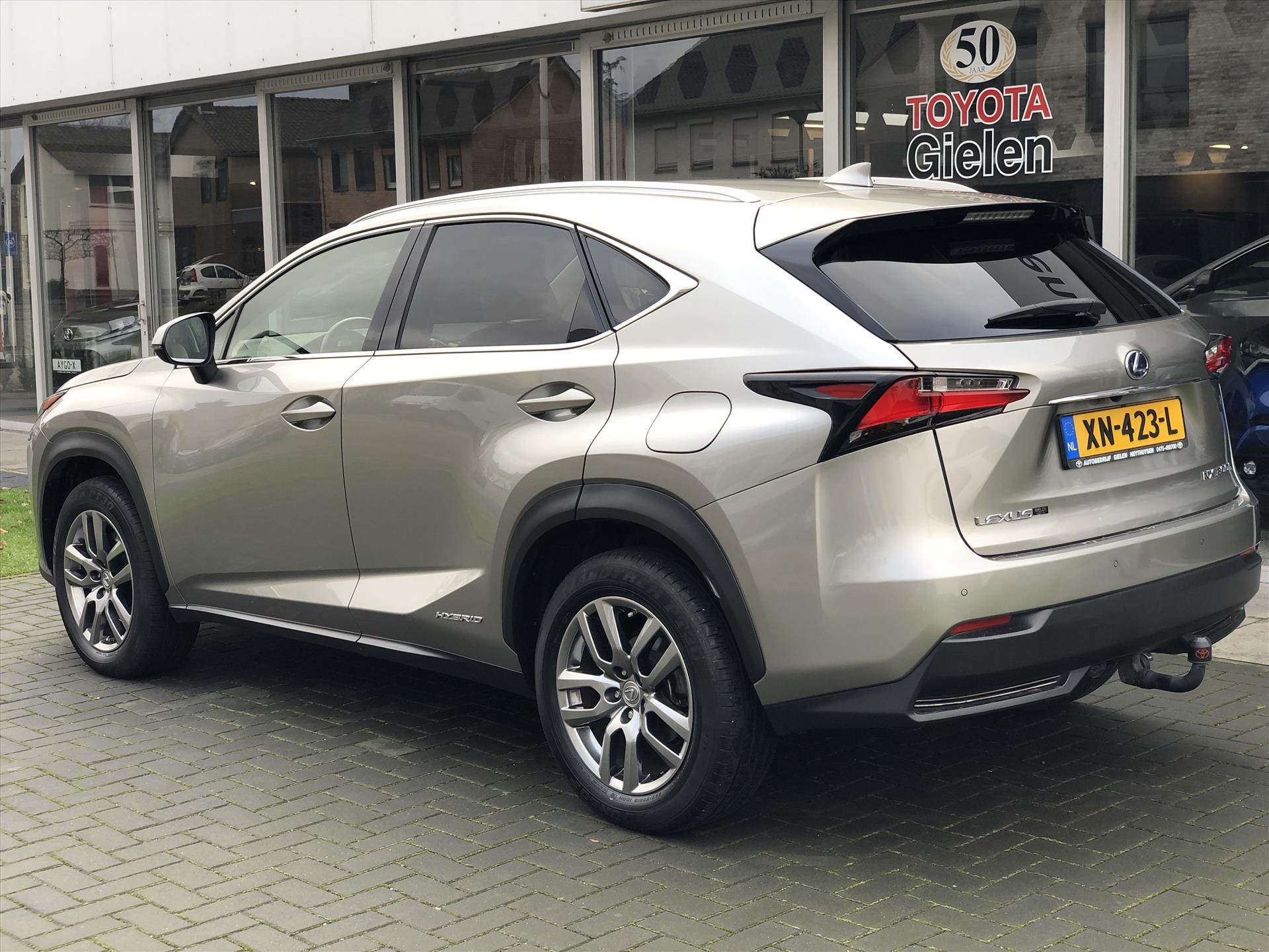 Lexus NX 300h AWD Luxury Line | Trekhaak, Navigatie, Leer, Stoelverwarming, Parkeersensoren, 18 inch, 1.500KG Trekgewicht, Zeer compleet! 49990648-4.jpg | Autobedrijf Gielen