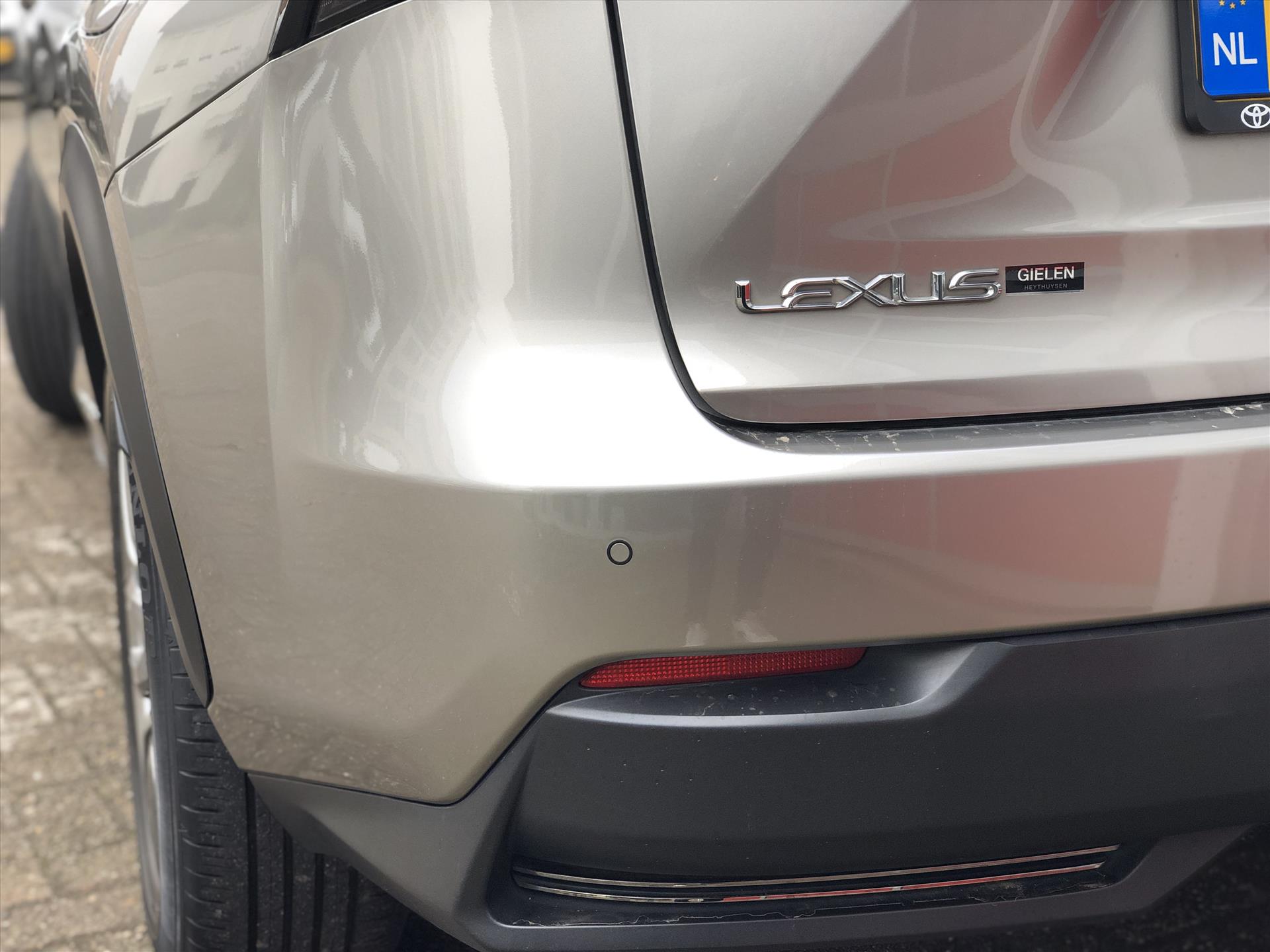 Lexus NX 300h AWD Luxury Line | Trekhaak, Navigatie, Leer, Stoelverwarming, Parkeersensoren, 18 inch, 1.500KG Trekgewicht, Zeer compleet! 49990648-4.jpg | Autobedrijf Gielen