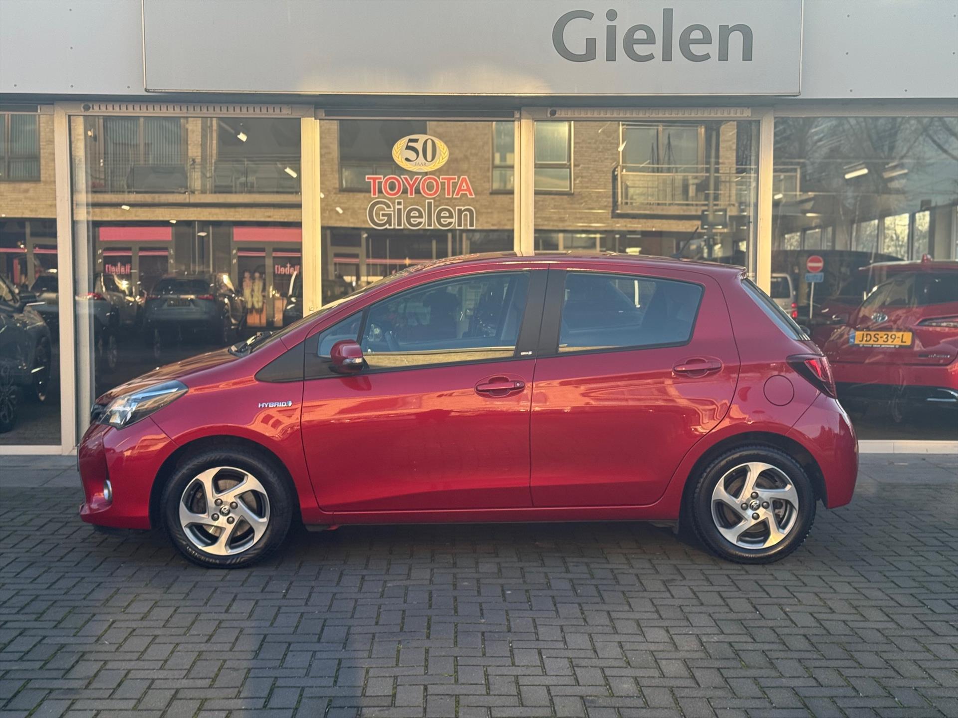 Toyota Yaris 1.5 Full Hybrid Trend | Navigatie, Lichtmetalen velgen, Safety sense, Rood metallic, Cruise control, Climate control, Weinig KM! 50011306-2.jpg | Autobedrijf Gielen