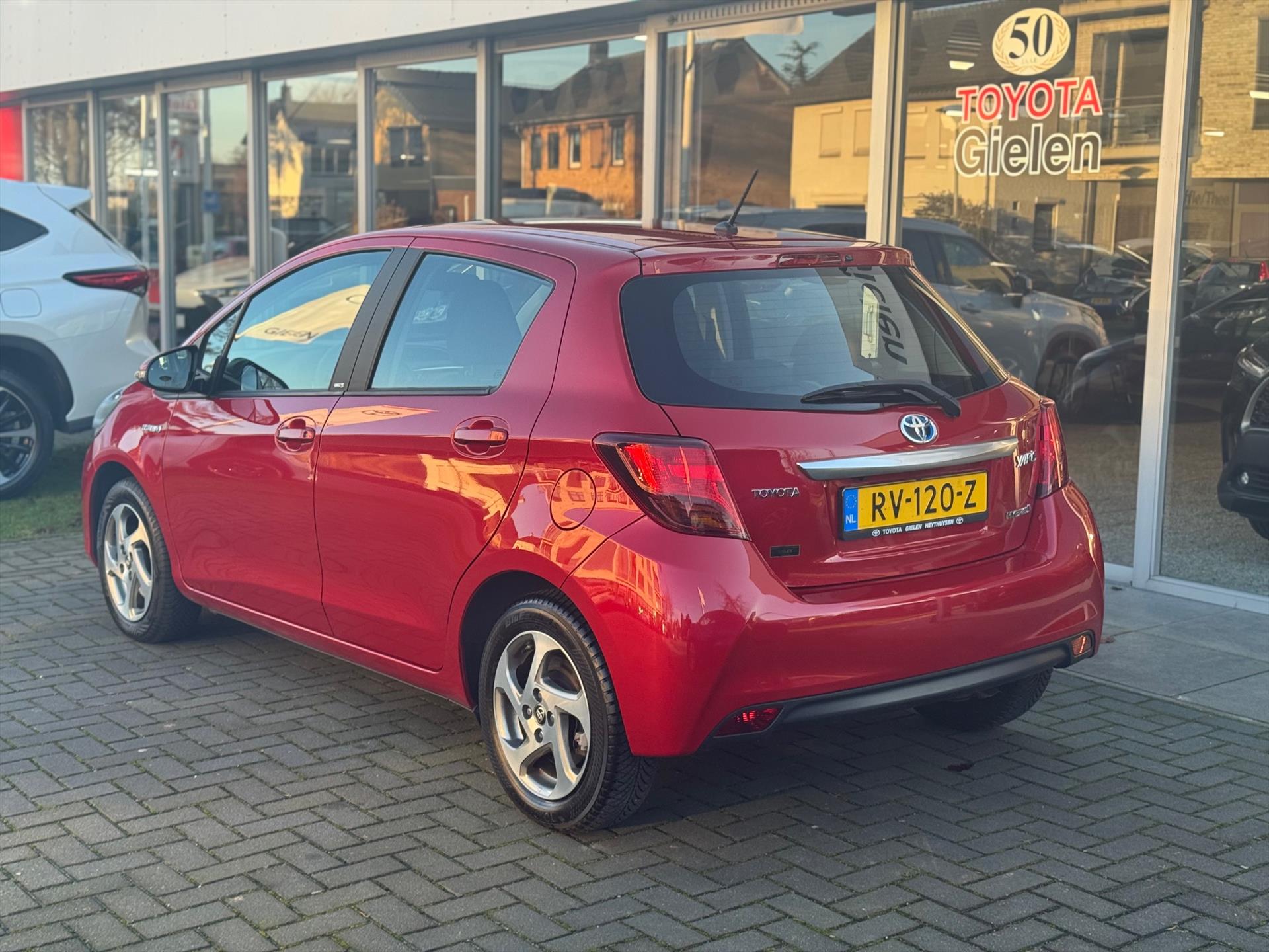 Toyota Yaris 1.5 Full Hybrid Trend | Navigatie, Lichtmetalen velgen, Safety sense, Rood metallic, Cruise control, Climate control, Weinig KM! 50011306-3.jpg | Autobedrijf Gielen