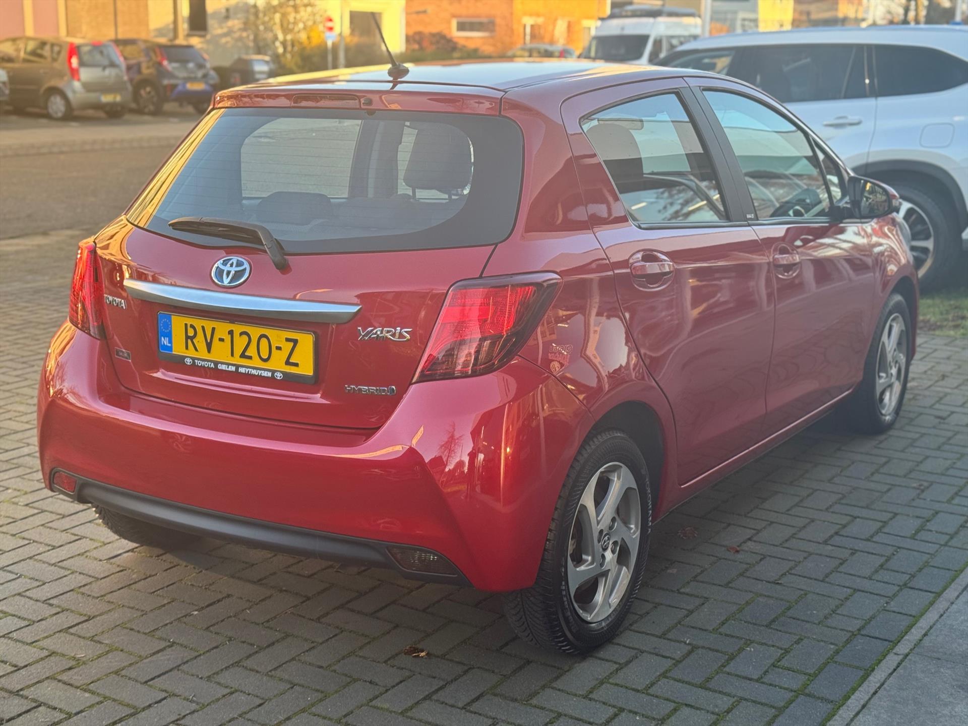 Toyota Yaris 1.5 Full Hybrid Trend | Navigatie, Lichtmetalen velgen, Safety sense, Rood metallic, Cruise control, Climate control, Weinig KM! 50011306-4.jpg | Autobedrijf Gielen