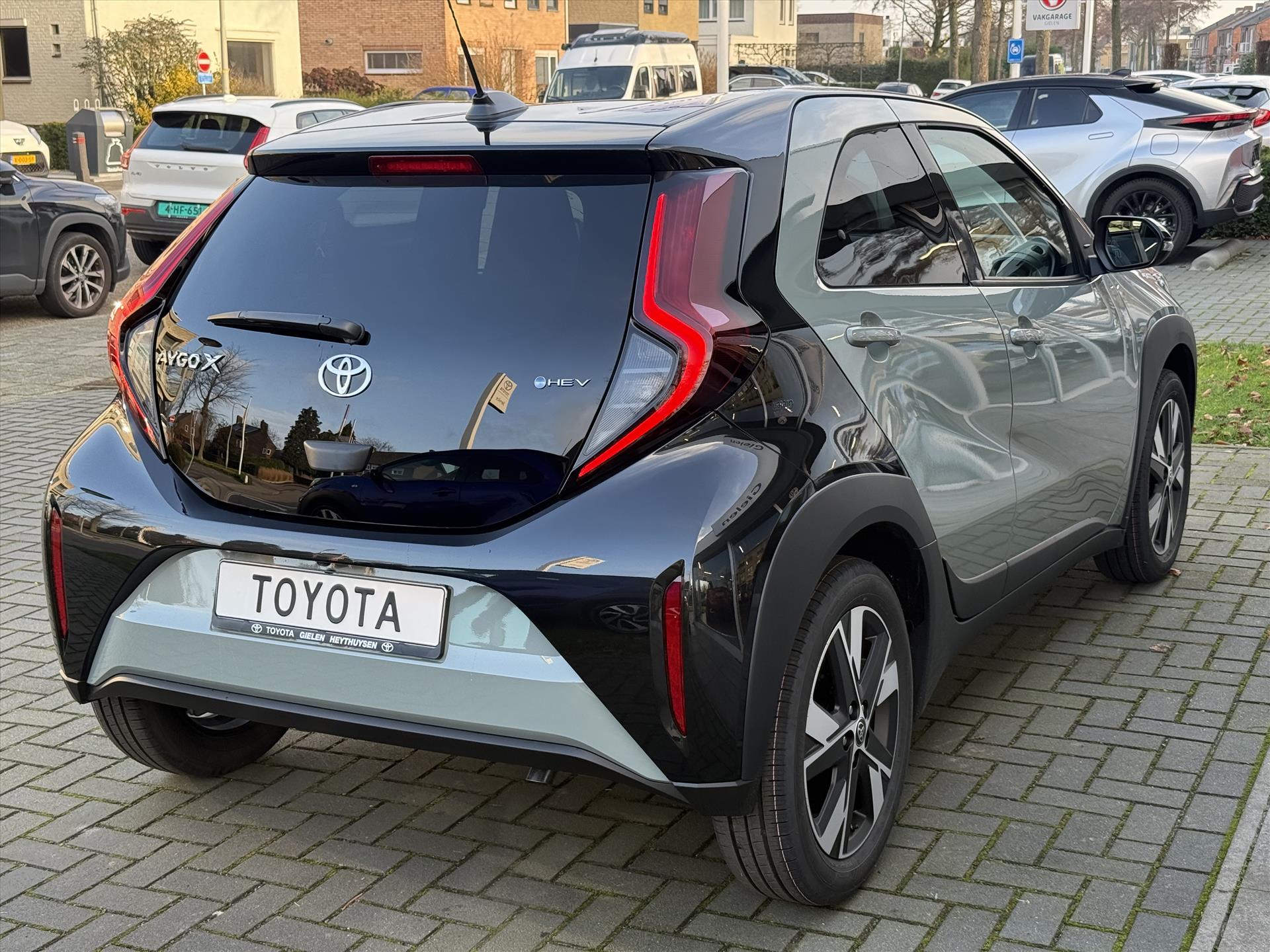 Toyota Aygo X 1.5 Hybrid 116pk CVT Pulse Bi-Tone | Apple CarPlay/Android auto, Privacy glass, Lichtmetalen velgen 50016719-2.jpg | Autobedrijf Gielen