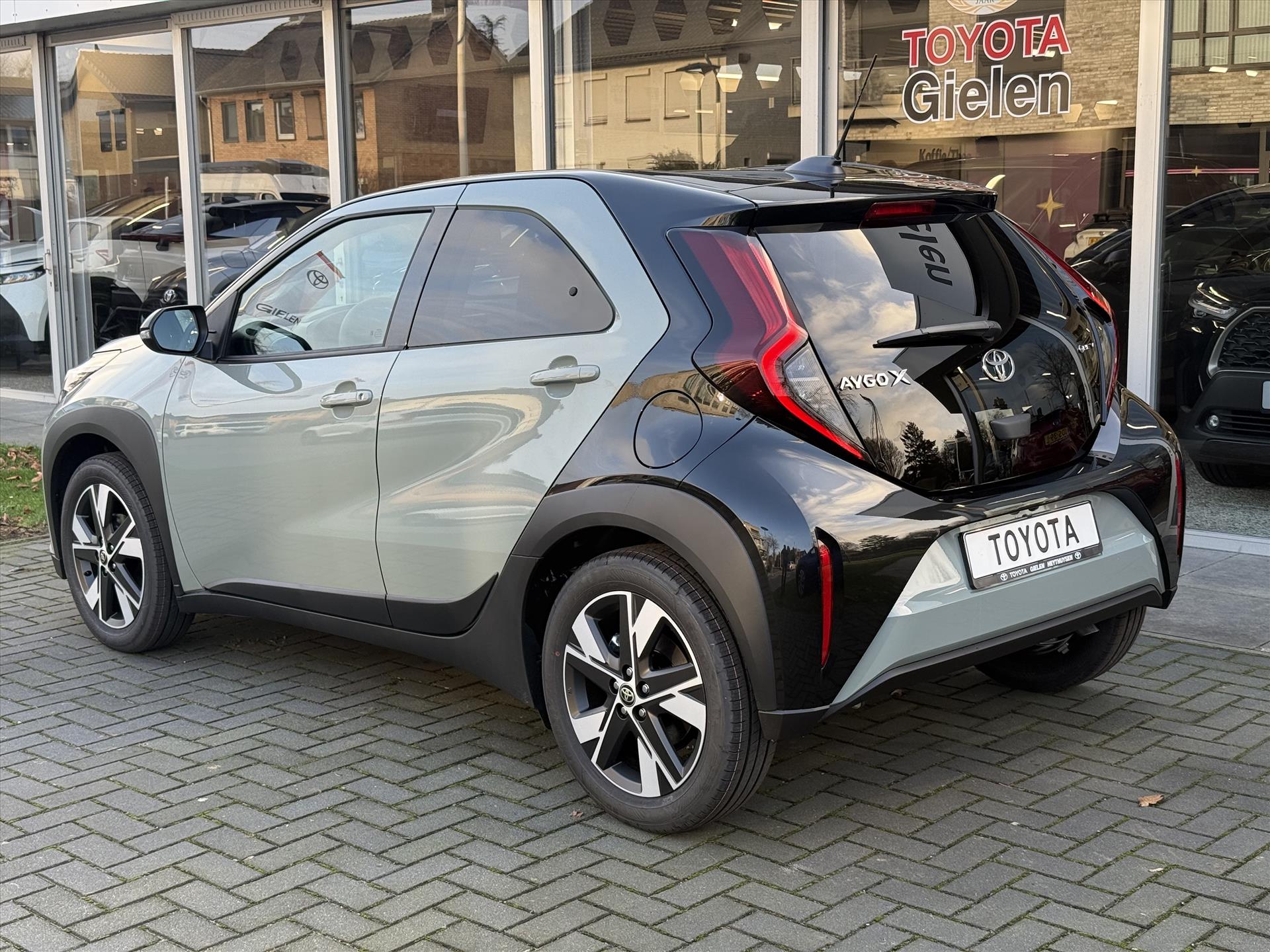 Toyota Aygo X 1.5 Hybrid 116pk CVT Pulse Bi-Tone | Apple CarPlay/Android auto, Privacy glass, Lichtmetalen velgen 50016719-3.jpg | Autobedrijf Gielen
