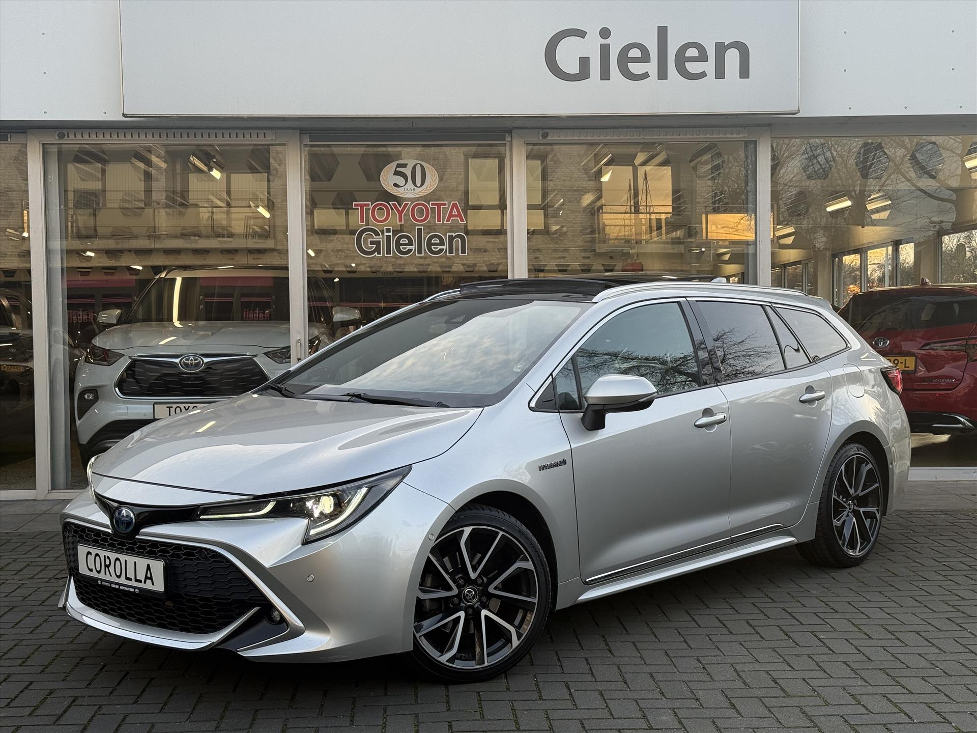 Toyota Corolla Touring Sports 2.0 Hybrid Premium | Panoramadak, JBL, Dodehoekherkenning, Parkeersensoren, Elektrische achterklep, 18 inch 50071718-0.jpg | Autobedrijf Gielen
