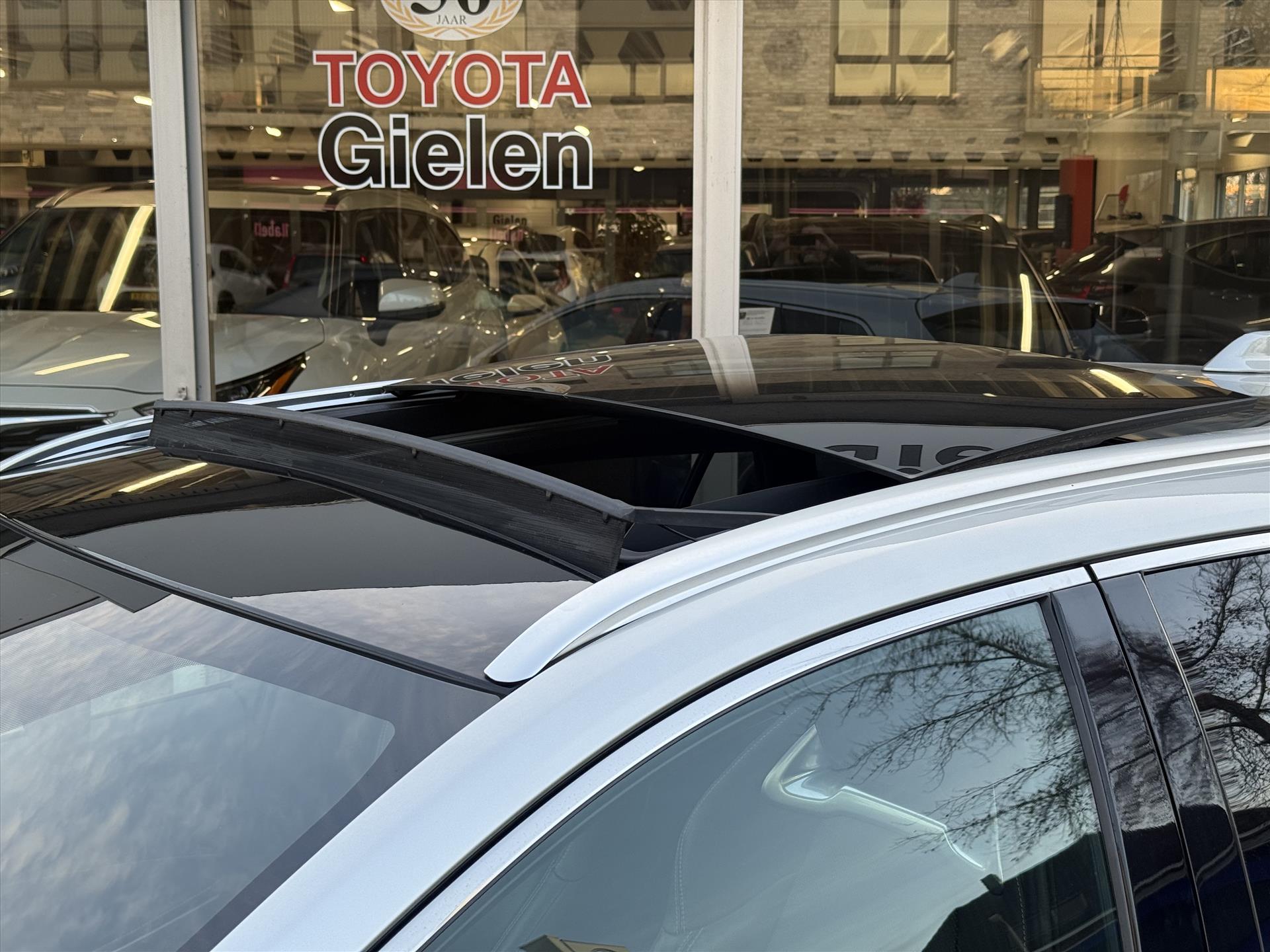 Toyota Corolla Touring Sports 2.0 Hybrid Premium | Panoramadak, JBL, Dodehoekherkenning, Parkeersensoren, Elektrische achterklep, 18 inch 50071718-2.jpg | Autobedrijf Gielen