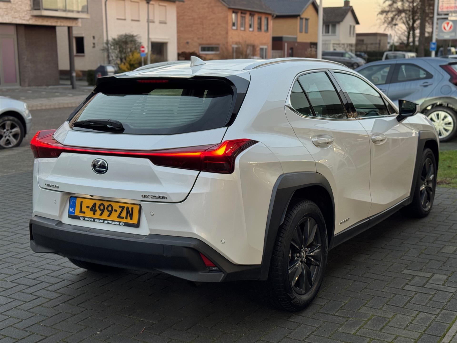 Lexus UX 250h Business Line Plus | Stoel + Stuurverwarming, Apple CarPlay/Android Auto, 17 inch, Keyless, Parkeercamera, Adaptive cruise 50300736-3.jpg | Autobedrijf Gielen