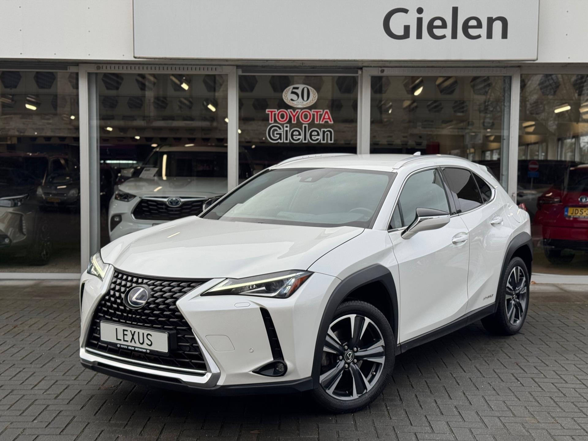 Lexus UX 250h Preference Line | 18 inch, Stoel + Stuurverwarming, Apple CarPlay/Android Auto, Keyless, Privacy Glass 50312455-0.jpg | Autobedrijf Gielen