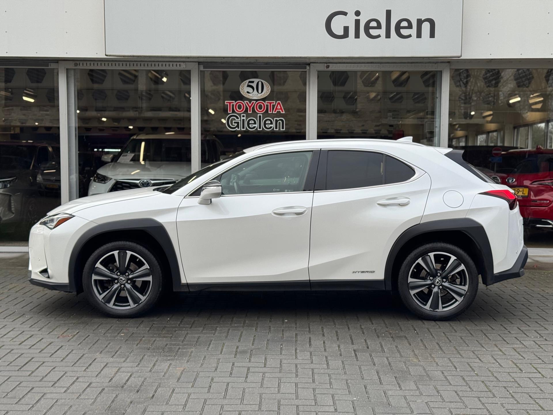 Lexus UX 250h Preference Line | 18 inch, Stoel + Stuurverwarming, Apple CarPlay/Android Auto, Keyless, Privacy Glass 50312455-1.jpg | Autobedrijf Gielen
