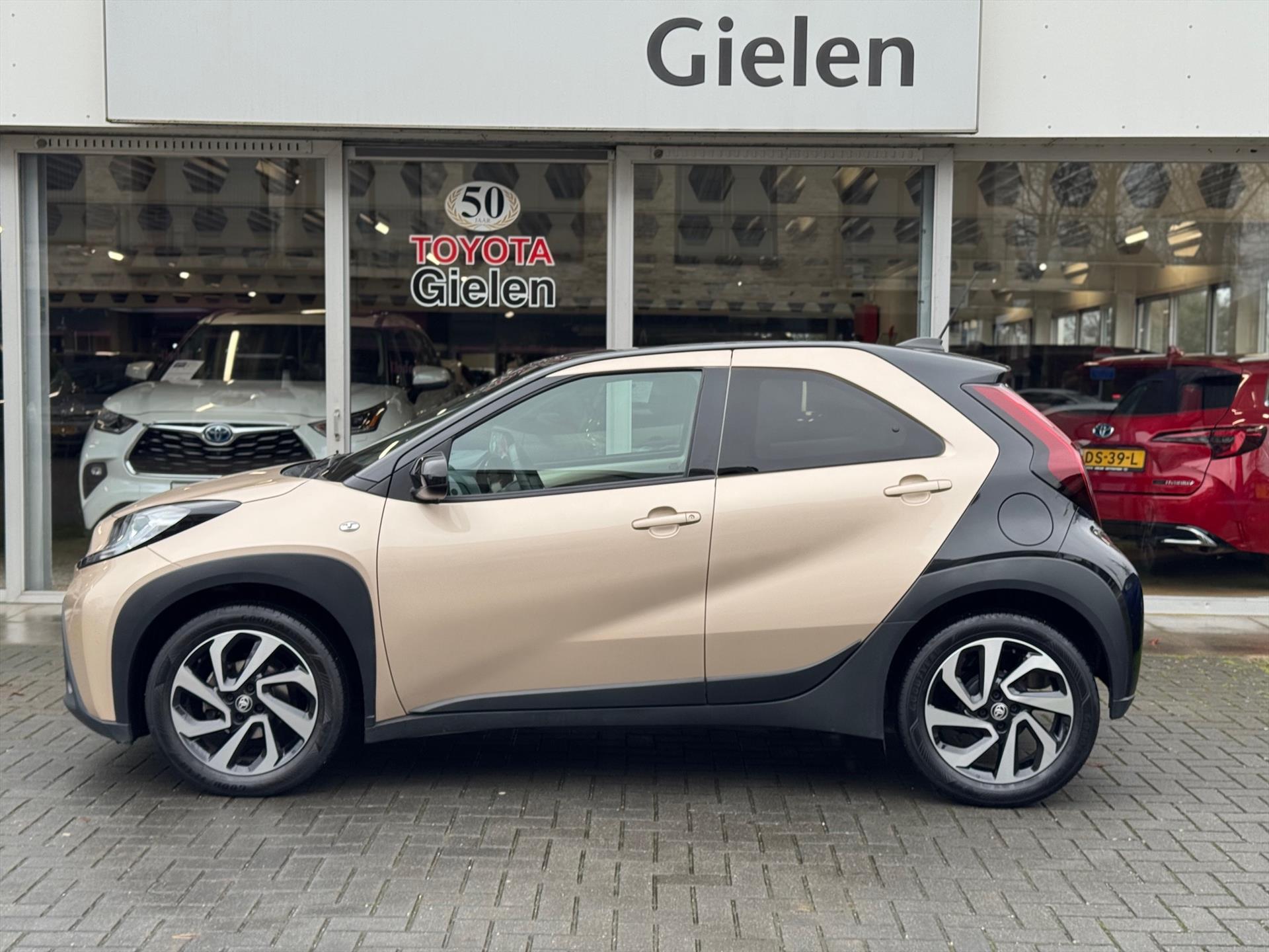 Toyota Aygo X 1.0 VVT-i Automaat Pulse | Stoelverwarming, Airconditioning, Apple CarPlay/Android Auto, Bi-Tone, 17 inch Lichtmetalen velgen 50353430-2.jpg | Autobedrijf Gielen