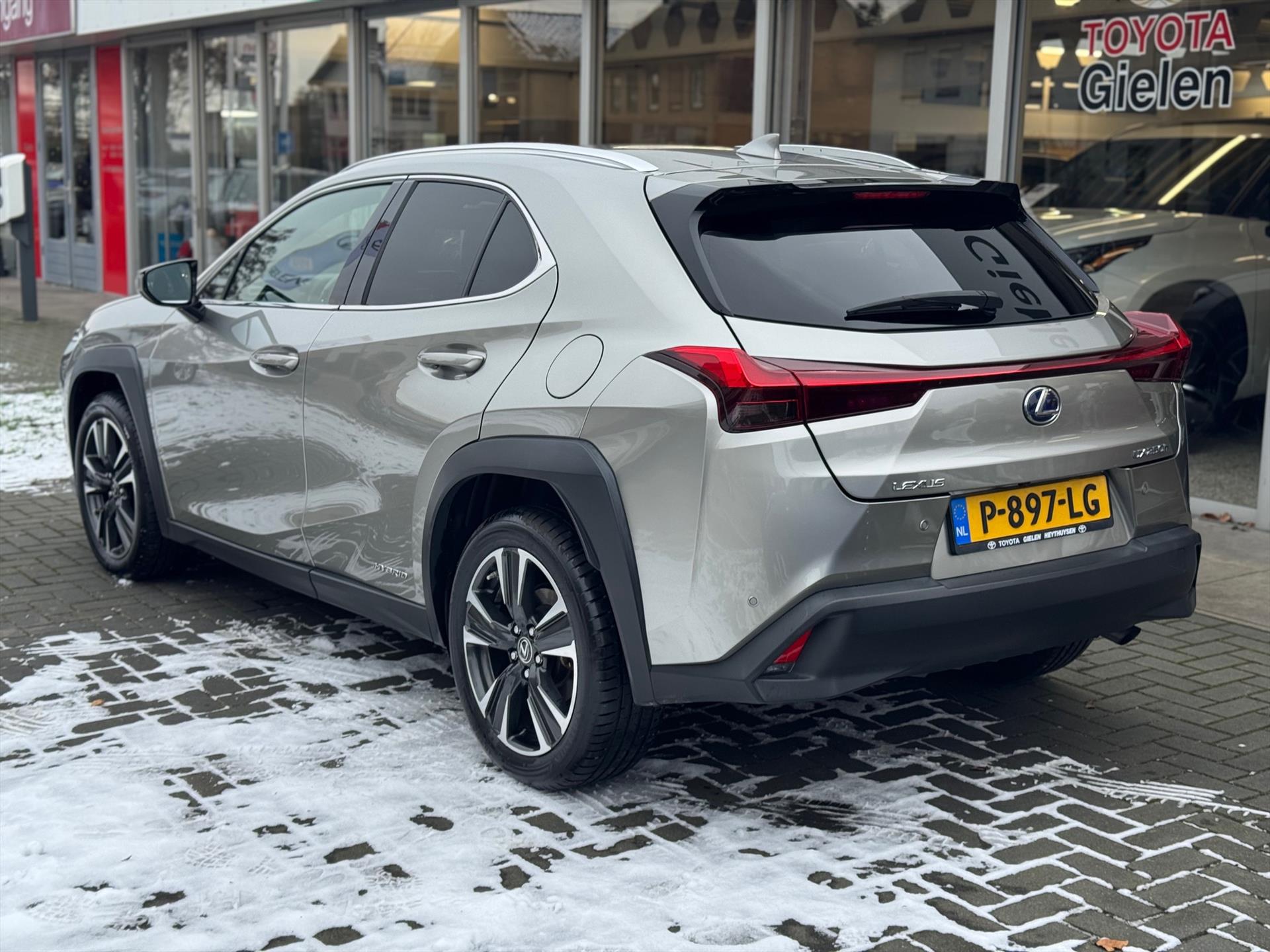 Lexus UX 250h Preference Line | Dodehoekherkenning, 18 inch, Stoel + Stuurverwarming, Parkeersensoren, Apple CarPlay/Android Auto 50356009-2.jpg | Autobedrijf Gielen