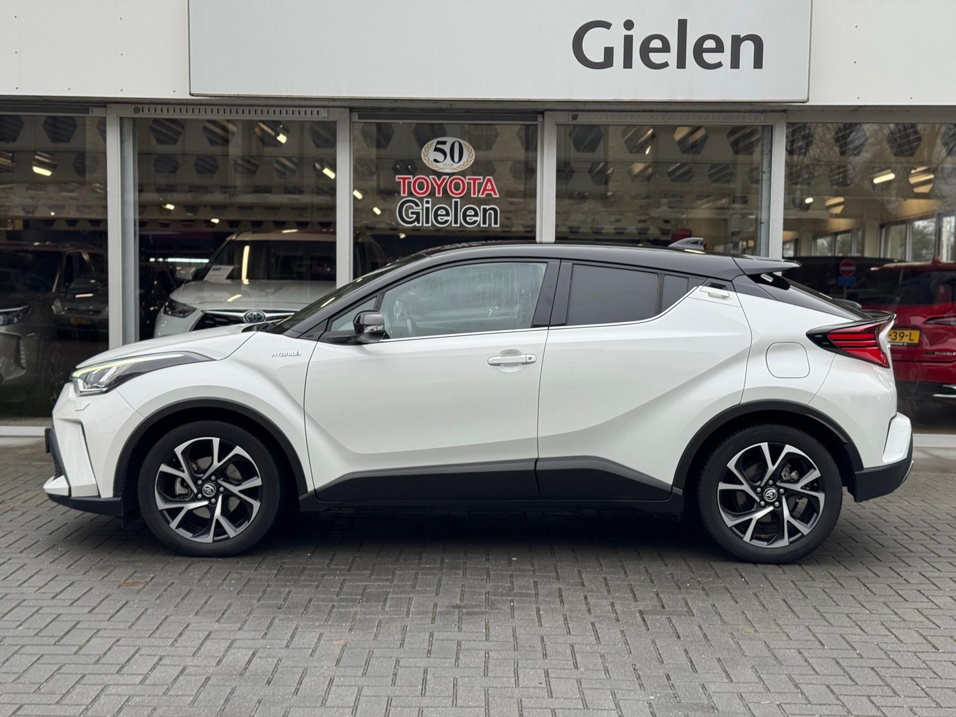 Toyota C-HR 2.0 Hybrid Bi-Tone | LED Pakket, Dodehoekherkenning, Stoel + Stuurverwarming, Parkeersensoren 50482929-2.jpg | Autobedrijf Gielen
