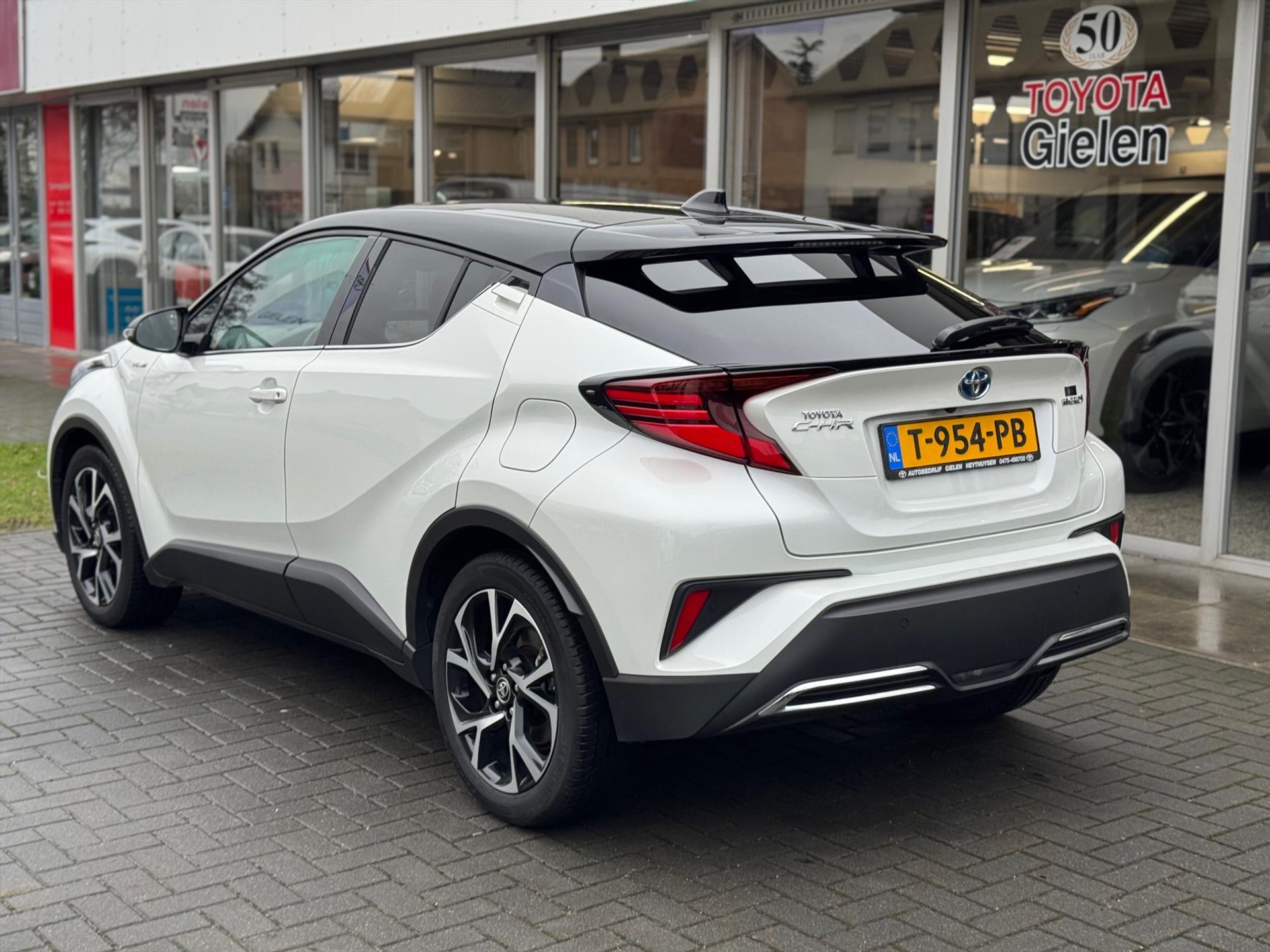 Toyota C-HR 2.0 Hybrid Bi-Tone | LED Pakket, Dodehoekherkenning, Stoel + Stuurverwarming, Parkeersensoren 50482929-3.jpg | Autobedrijf Gielen